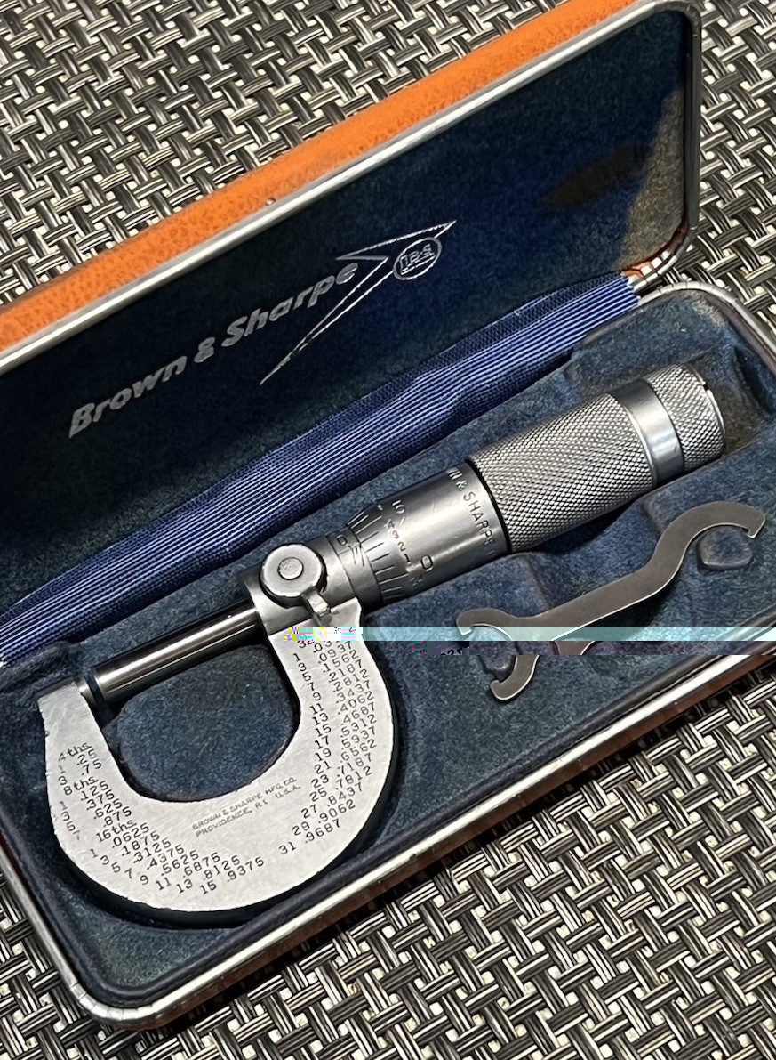 Brown & Sharpe 0-1″ Slant Line Carbide Tip Micrometer Model 1011 USA (1B-B)