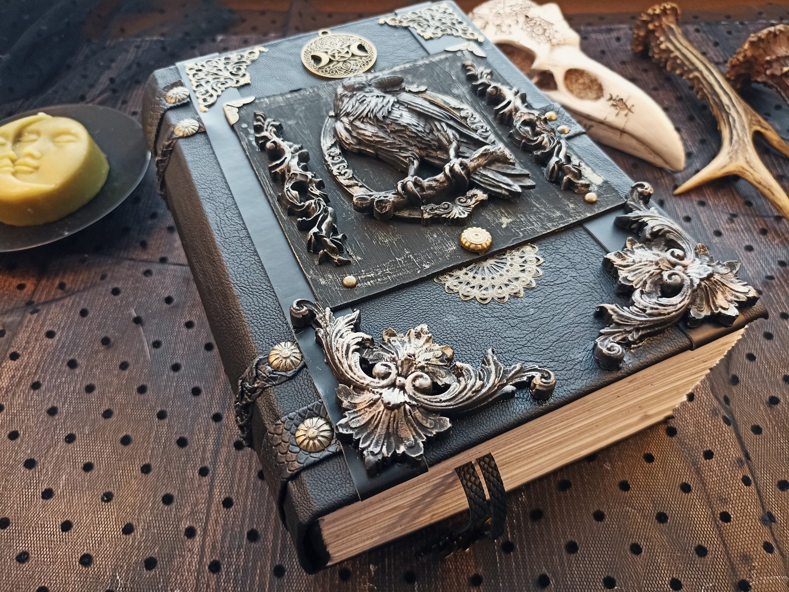 Book of Shadow Witch Grimoire Journal Blank Witchcraft Raven 8×6 in 600 Pages