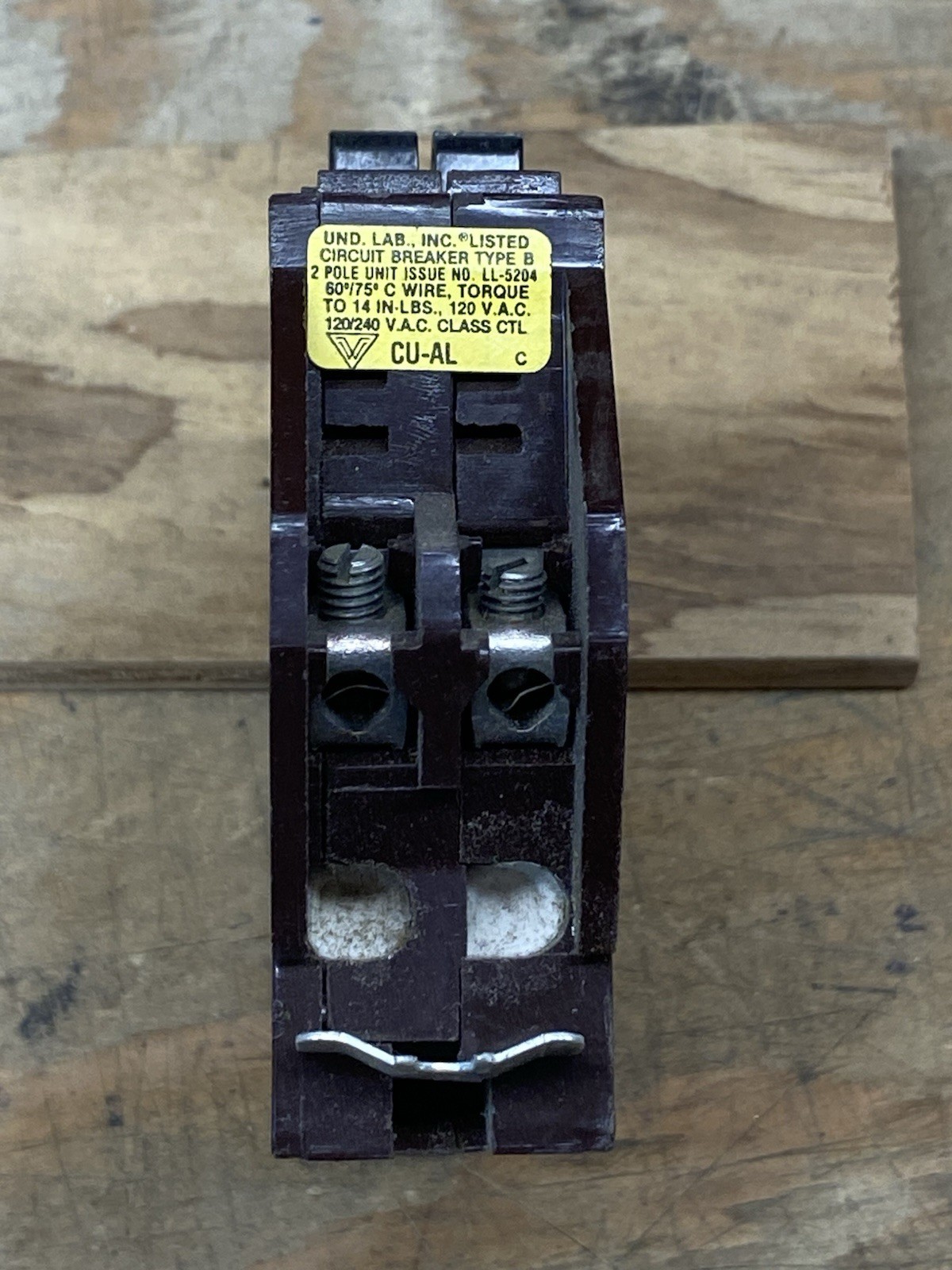 Wadsworth B1515 – 15 Amp 120V Tandem Circuit Breaker w/ Metal Foot