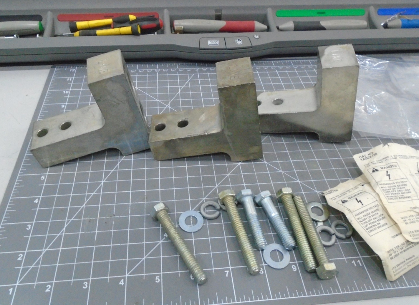 Lot 3 NEW ITE TAB2K750 Circuit Breaker Terminal Lug Connectors 750 KCMIL KMB HNB