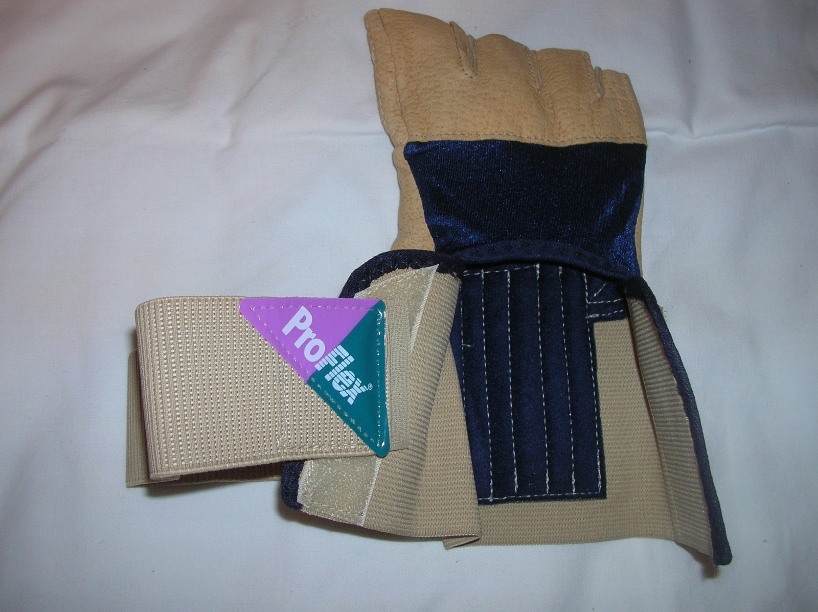 ProFlex #910 Glove with Wrist Support – Large – RHO w/o padding