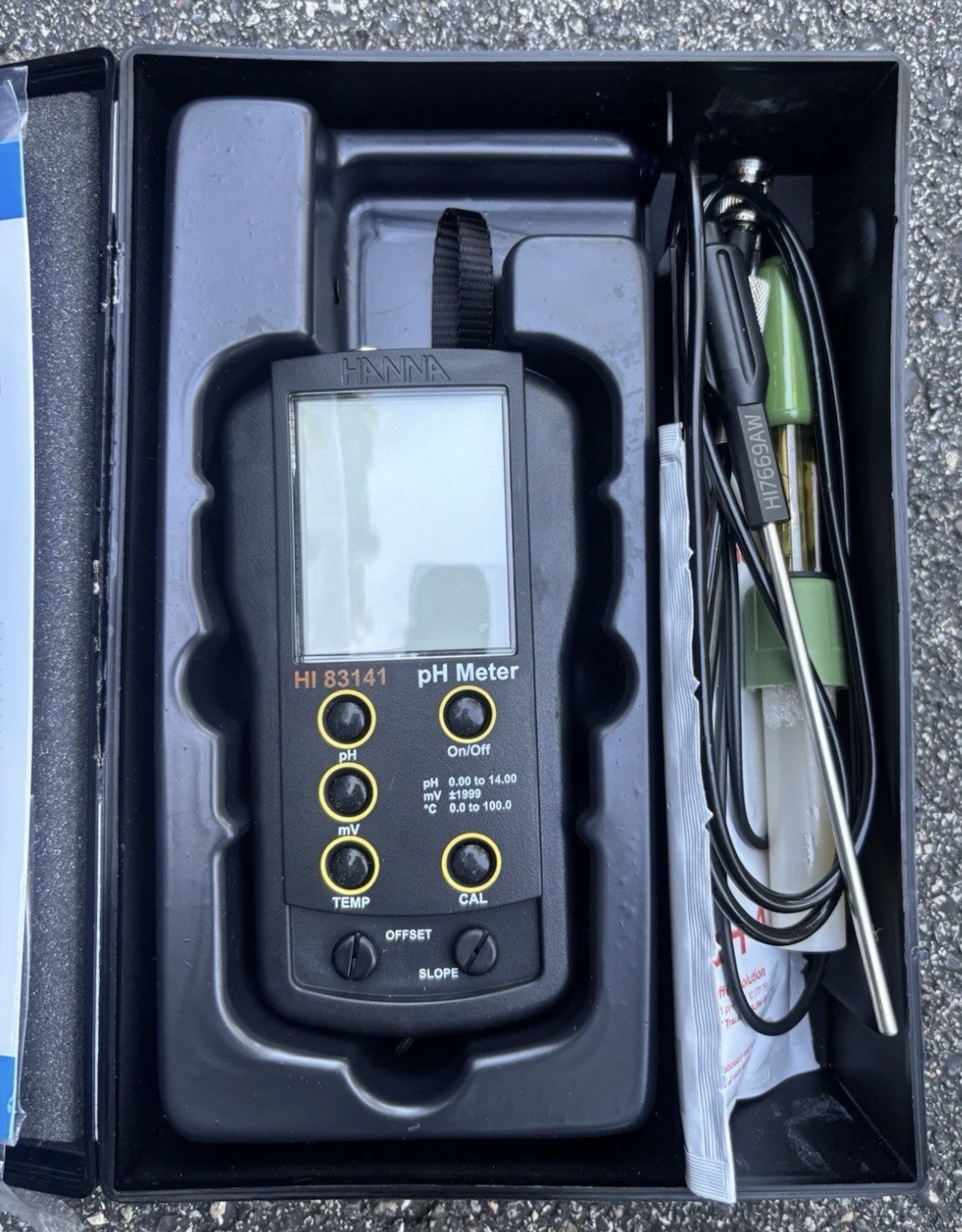 Hanna Instruments HI83141 Portable pH Meter Kit w/ HI1230B Probe Case
