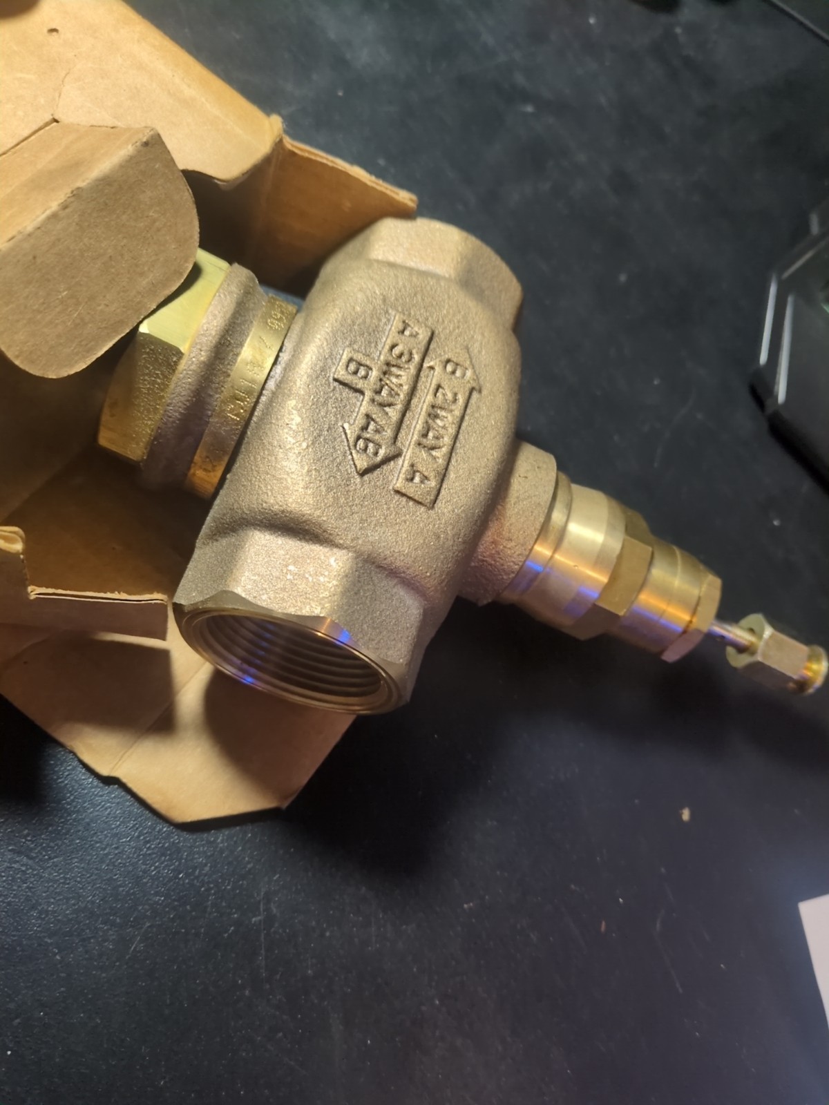 Honeywell V5011N1073 1-1/4″ Two-way Direct Acting Globe Valve Female NPT 18.7 Cv