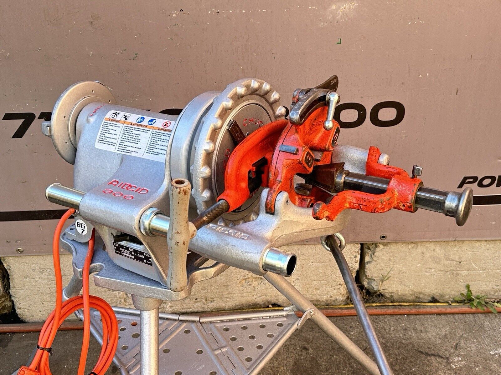 RIDGID 300 PIPE THREADING MACHINE + FOOT SWITCH , CARRIAGE NICE REFURBISHED