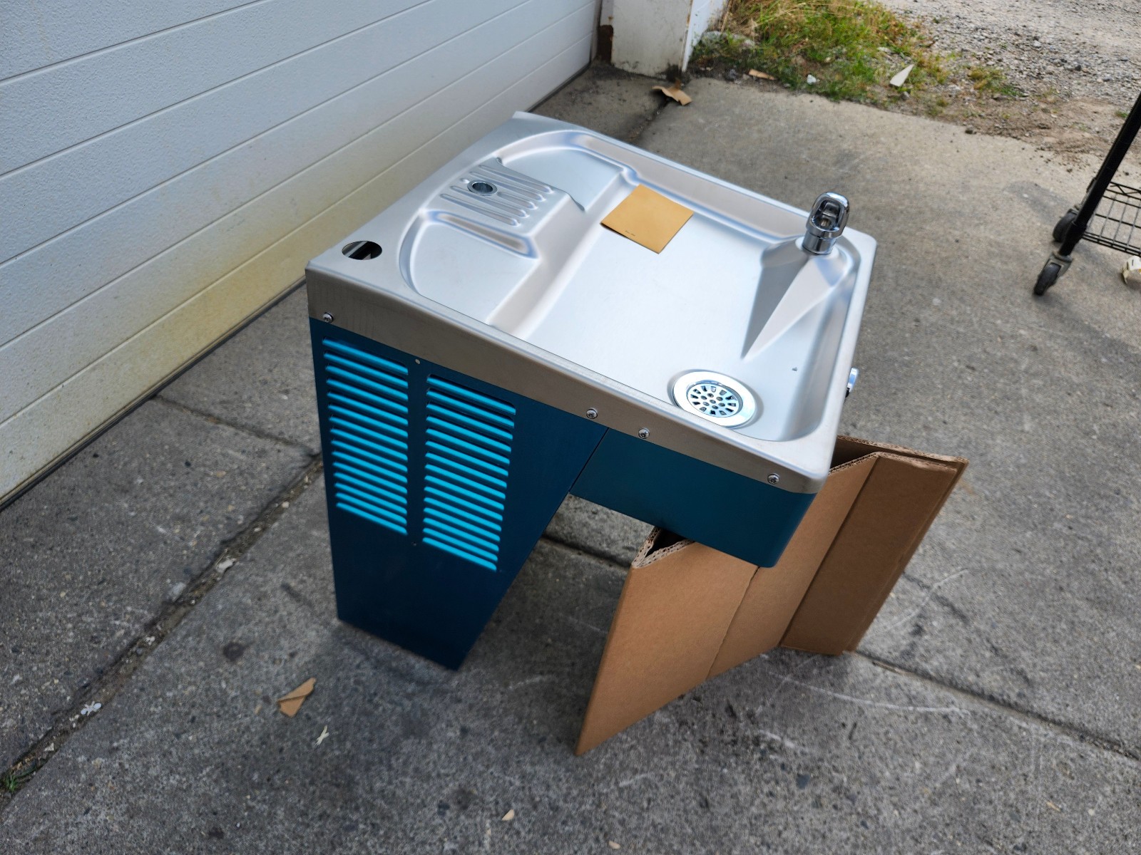 Elkay VRCGRN8WS 115V Wall Surface Mount Indoor Refrigerated Drinking Fountain