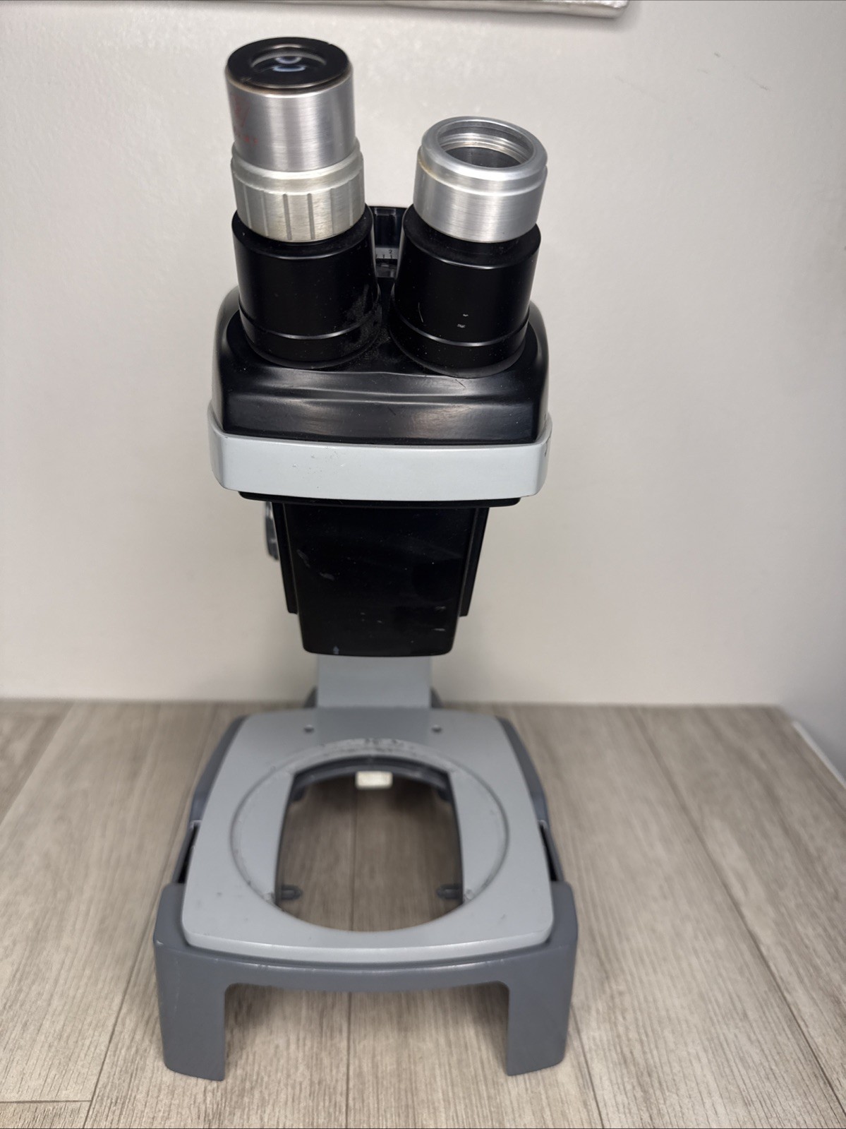 Bausch & Lomb StereoZoom 4 Microscope 0.7x to 3.0x w/ 10x Eyepieces