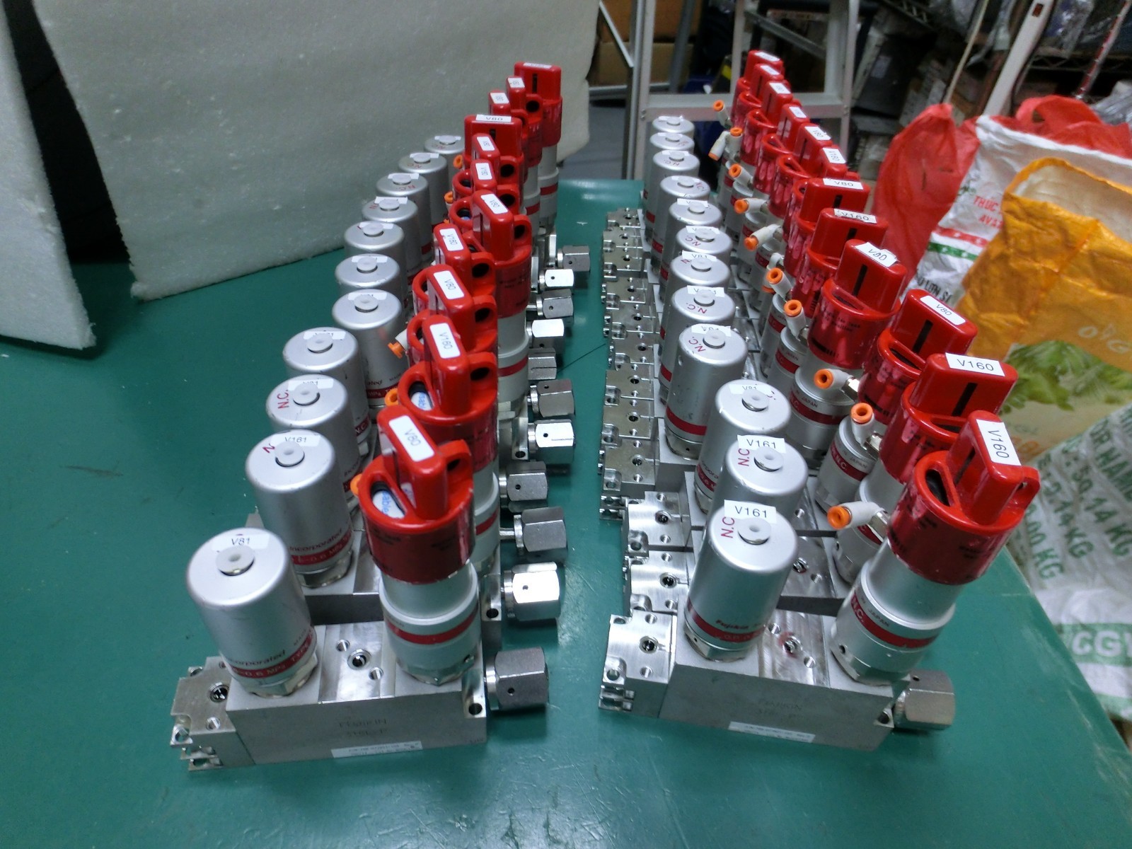 Lam Research 766-077821-103 Rev D Fujikin 705774 Pneumatic Valve,Used,Jp+9773