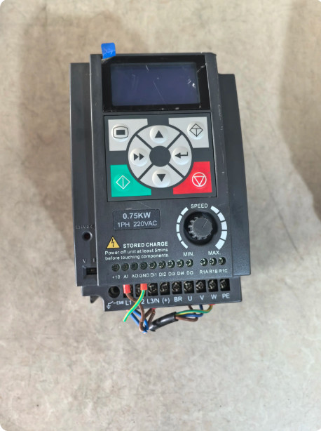 1Pcs Used inverter HD09-2S0P7G-S-YX 0.75KW 220V