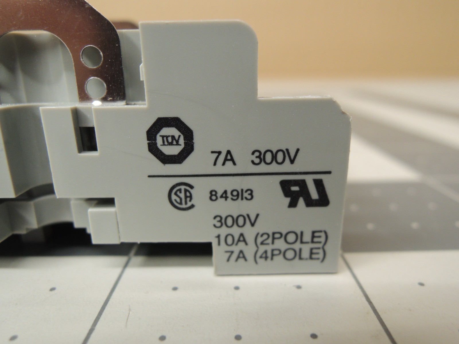 IDEC RU42S-C-D24 Relay, 4PDT, Bifurcated contacts, 3A, 24VDC, Indicator w/ Base