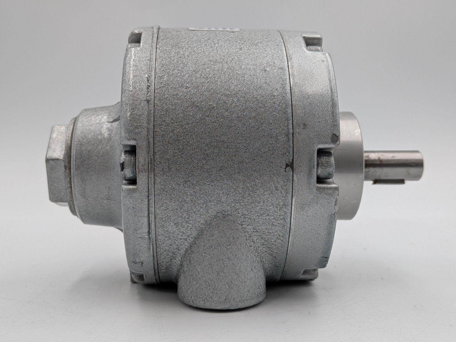 NEW – Gast Mfg. Rotary Vane Air Motor – 1.7hp, Lubricated, Face Mounting 78cfm