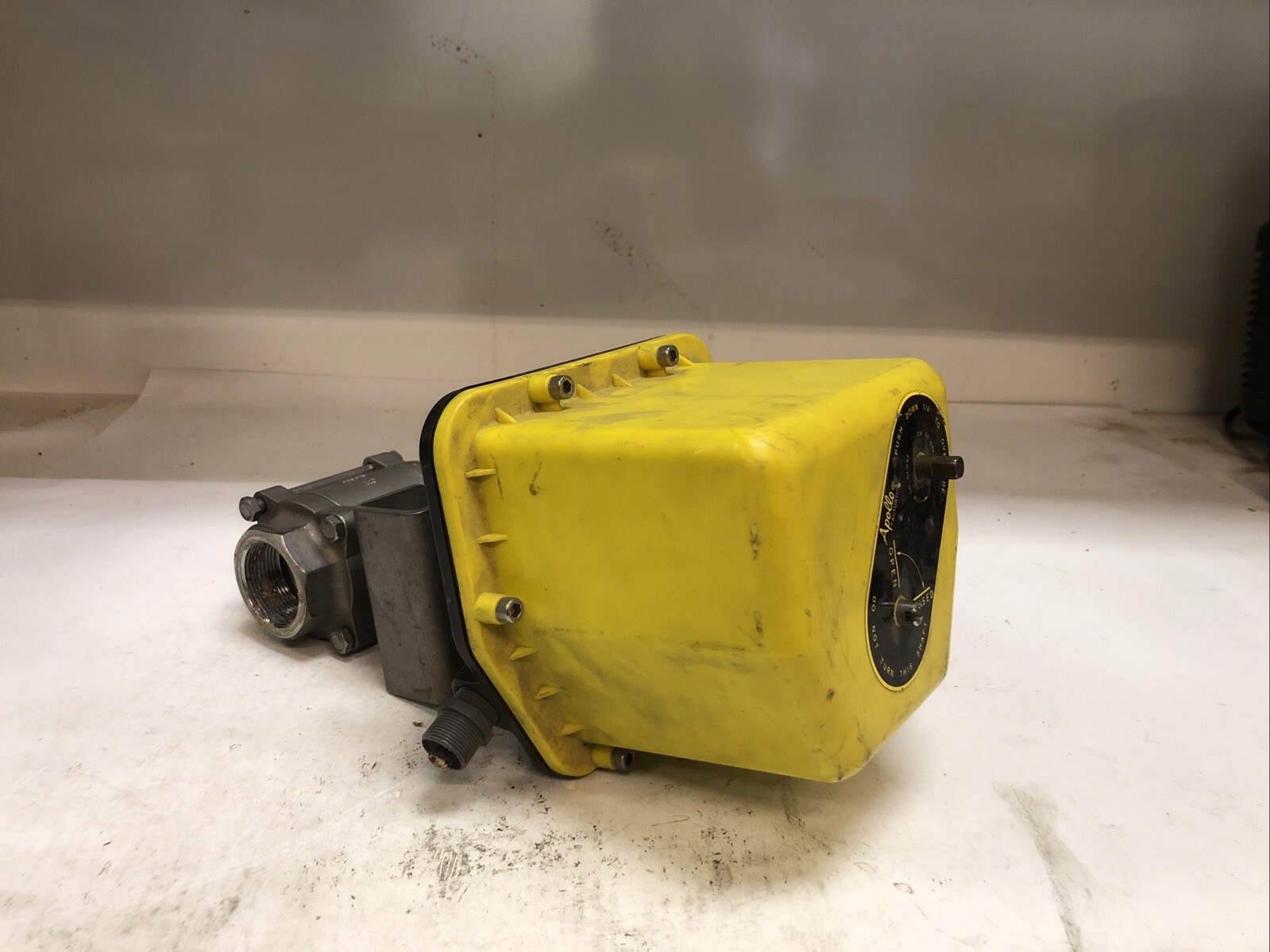 1 USED APOLLO ACTUATOR AE40010, 24VDC NEMA 4,TORQUE 400 IN-LBS, 1.38 AMPS