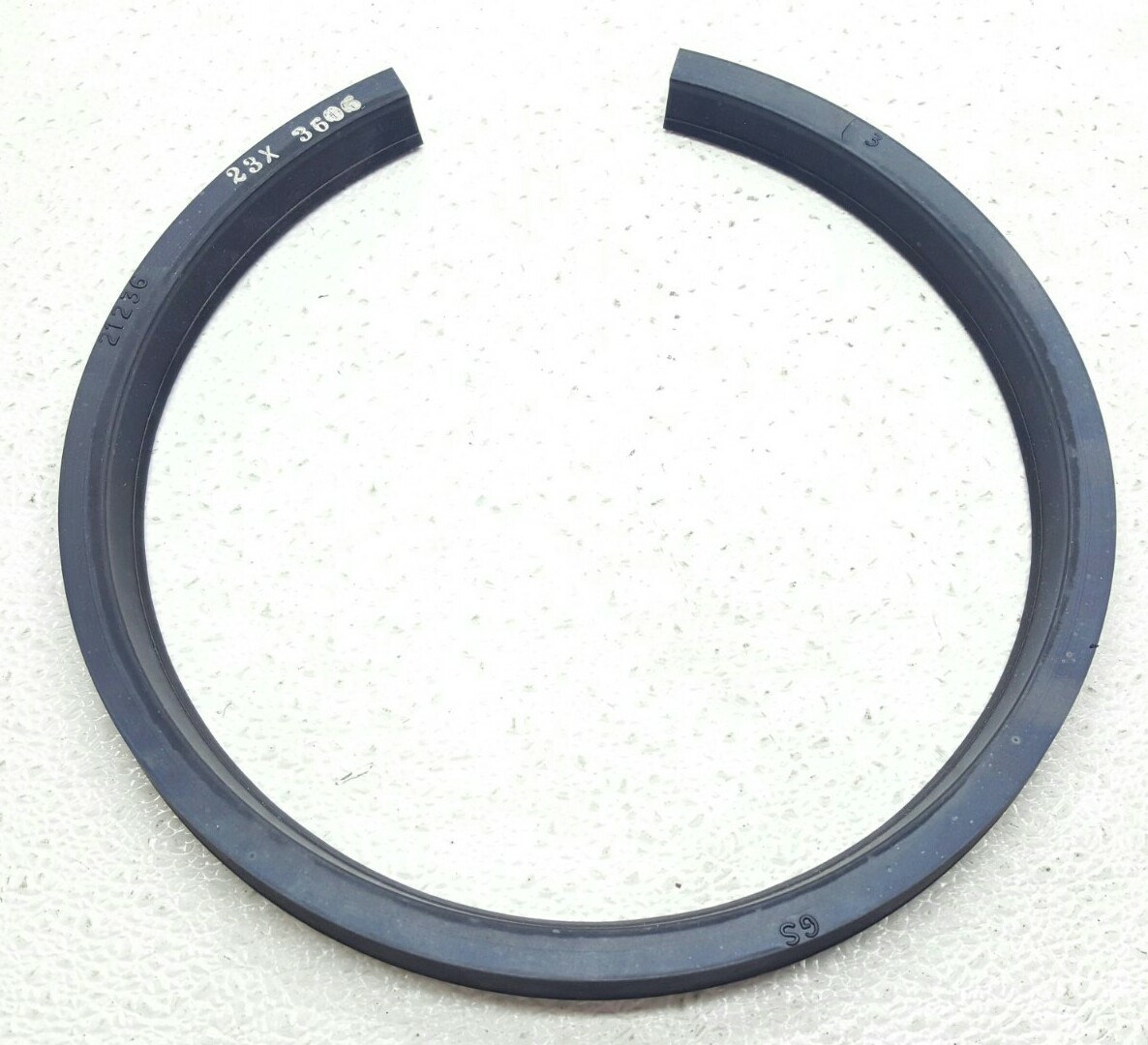 Garlock Klozure 23×3606 Oil Seal Split, 8.250″ x9.500 x .625, 23 x 3606