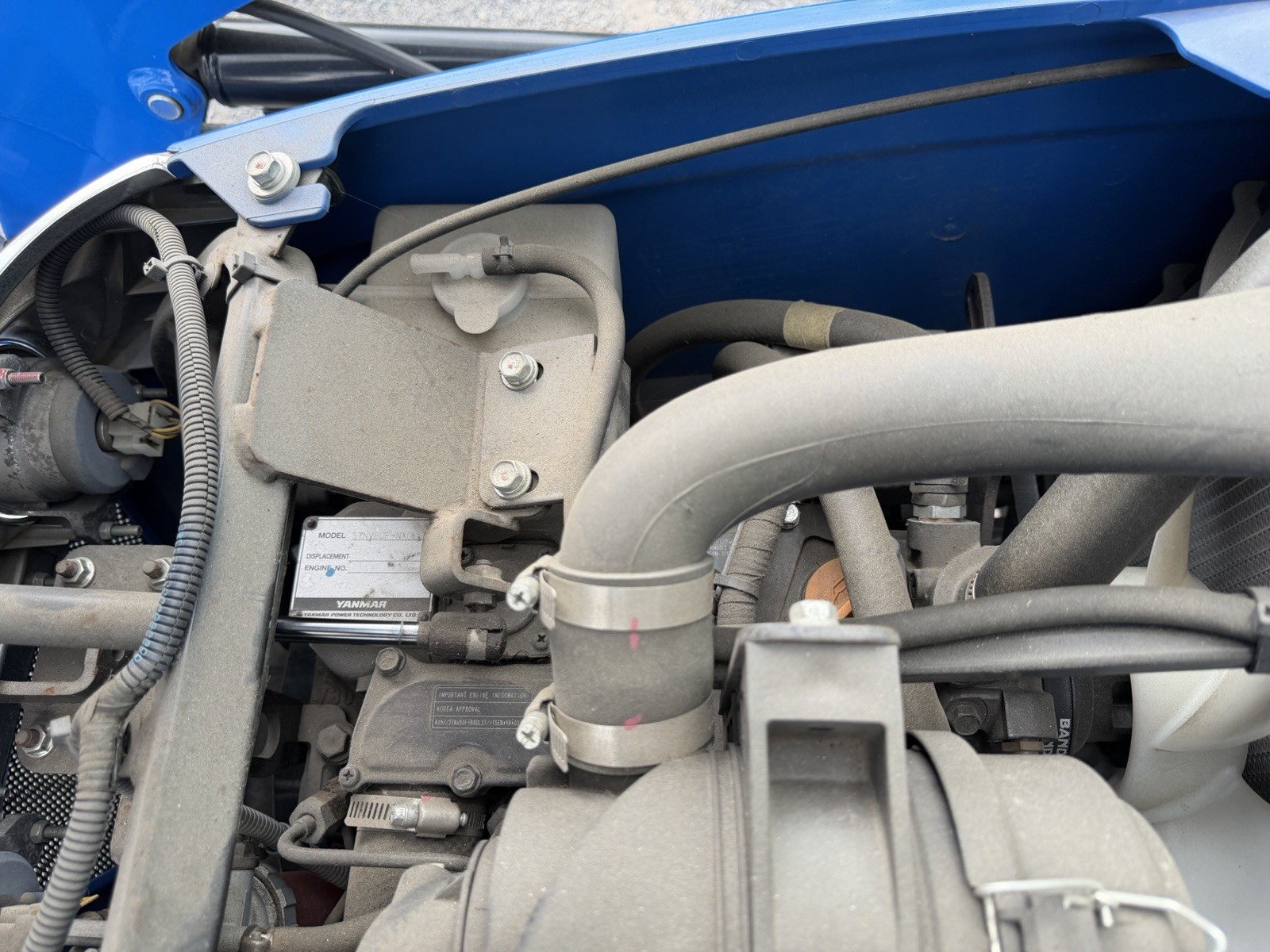 UNUSED 2023 NEW HOLLAND WORKMASTER 25S- ENCLOSED CAB W/ HEAT- LOADER- ONLY 9HRS!
