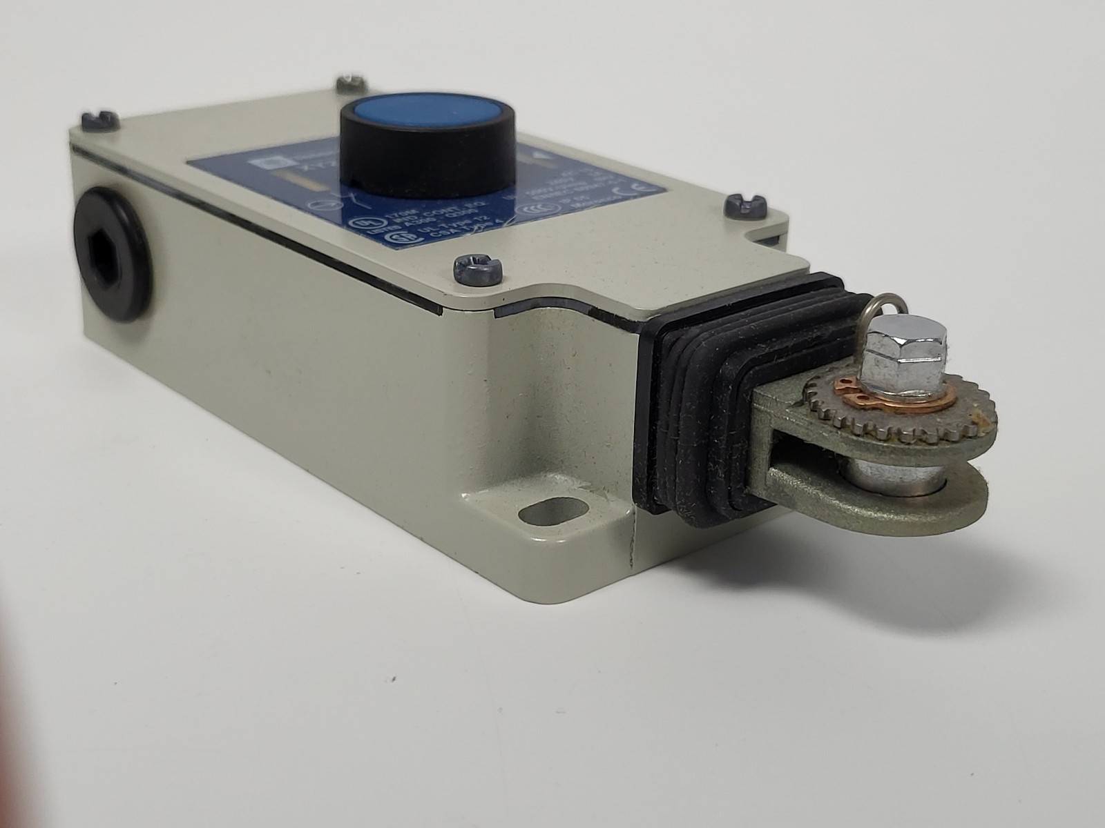 Telemecanique XY2C Latching Emergency Stop Cable Pull Switch XY2CH13150H7