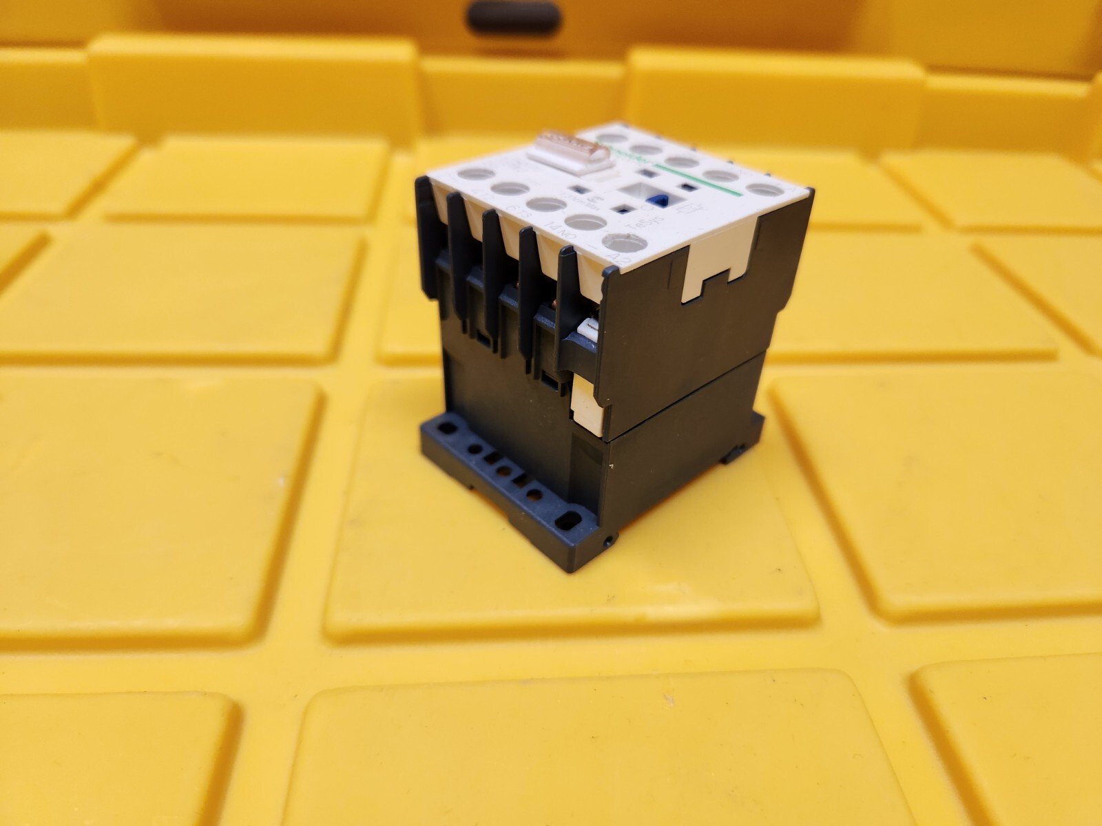 Telemecanique Schneider Electric Contactor LP4K06-10BW3 15A 600V Max 24V Coil