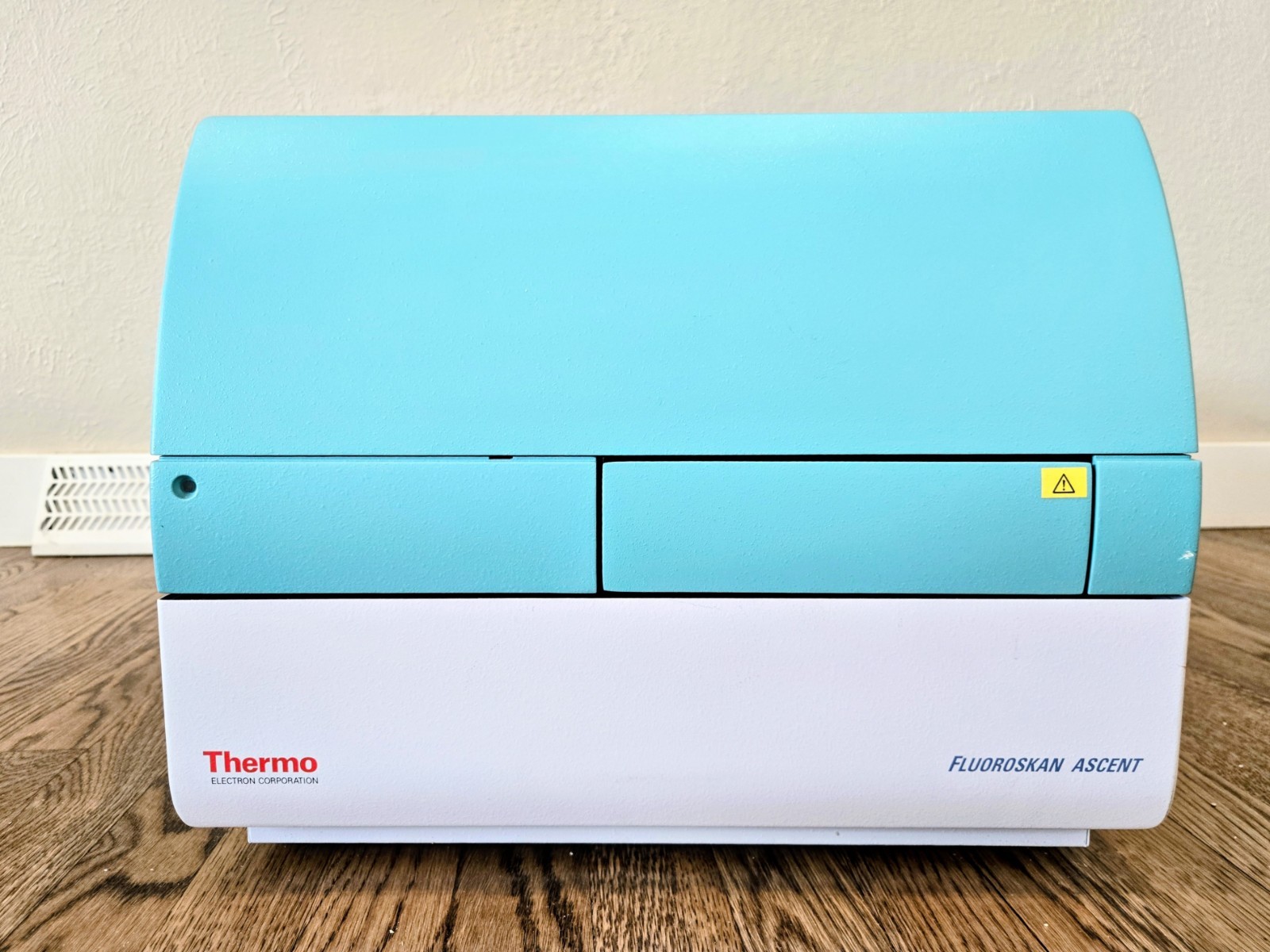 Thermo Fluoroskan Ascent Type 374 – Powers On, Plate Carrier Extends – As‑Is