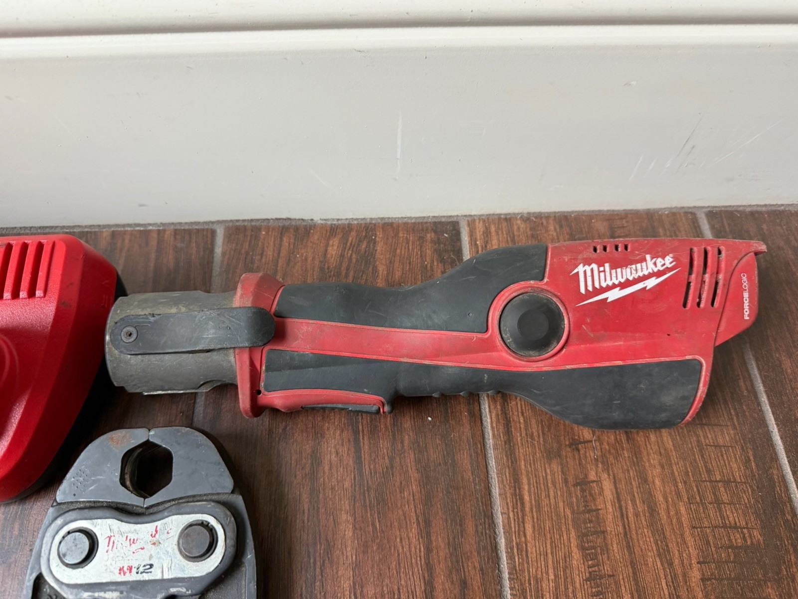 MILWAUKEE 2473-22 M12 FORCE LOGIC PROPRESS TOOL with 3/4″ Jaw Battery Charger