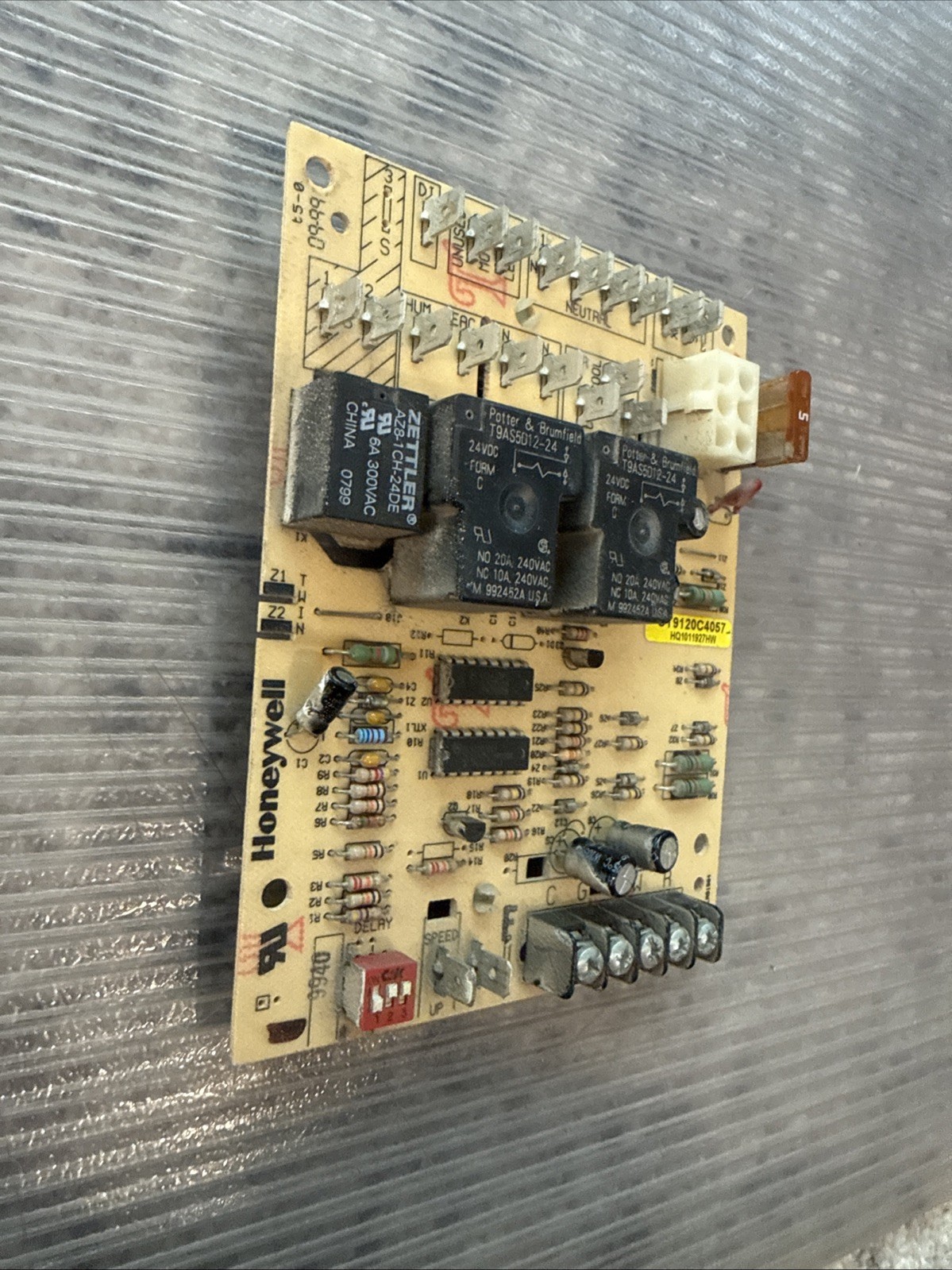 Honeywell HQ1011927HW Furnace Control Circuit Board (ST9120C4057)