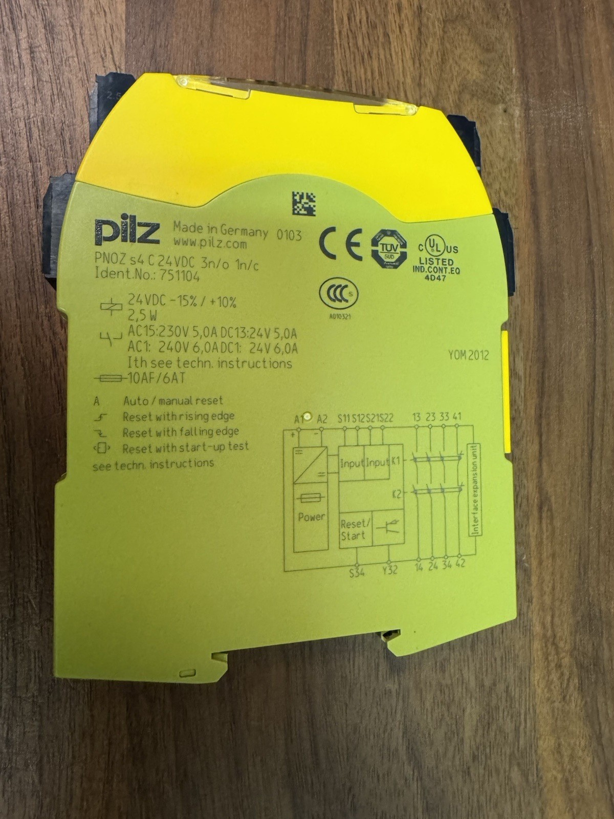 New OEM PILZ Safety Relay 751104 PNOZ S4 C 24VDC 3N/O 1N/C Germany NextDay Air