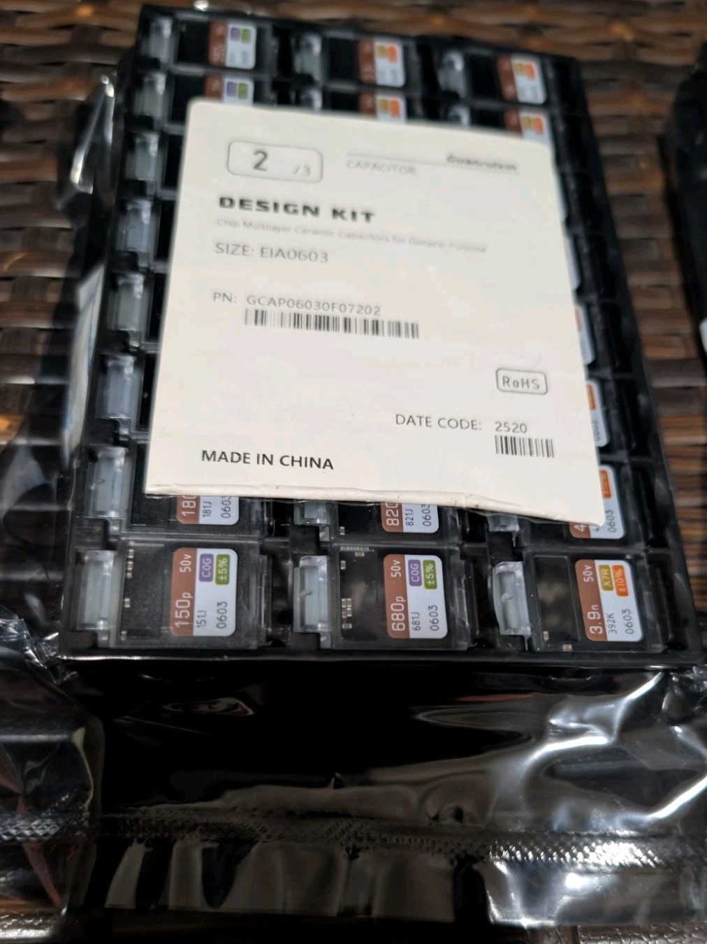 Guanruixin Chip Capacitor Design Kit EIA 0603 Size 72 Values, 0.5pF-22uF 2880PCS