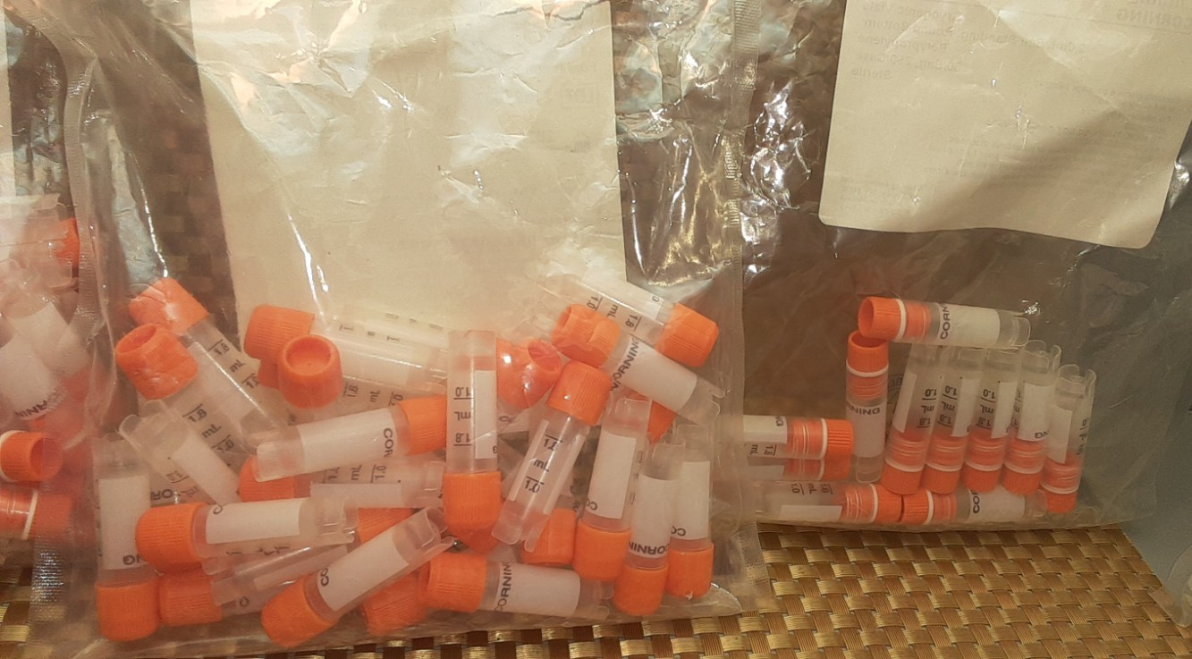 Corning assorted 2mL Cryogenic Vials (85)