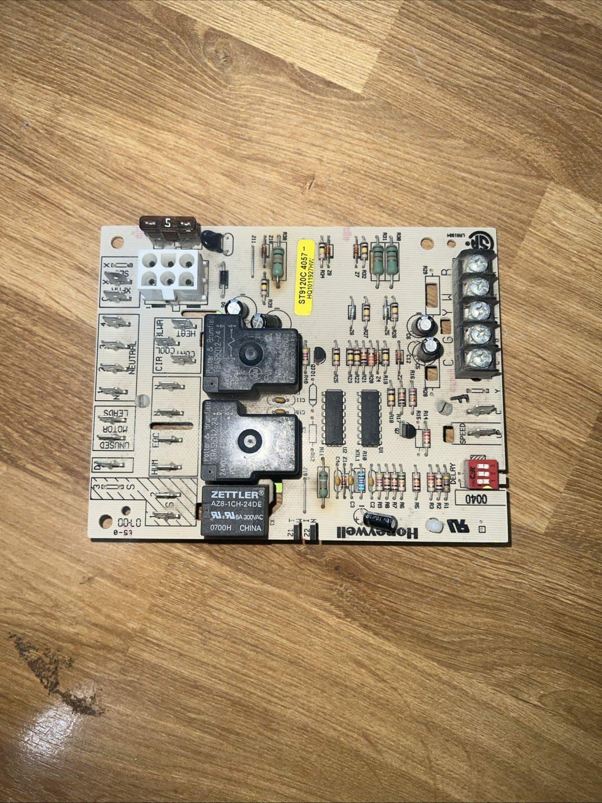 Honeywell HQ1011927HW Furnace Control Circuit Board (ST9120C4057)