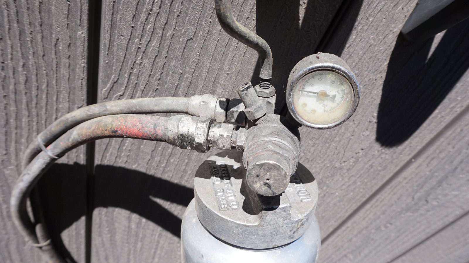 Binks Model 80 228 2 Quart Pressure Pot With Hoses, Regulator & Gauge Untested.