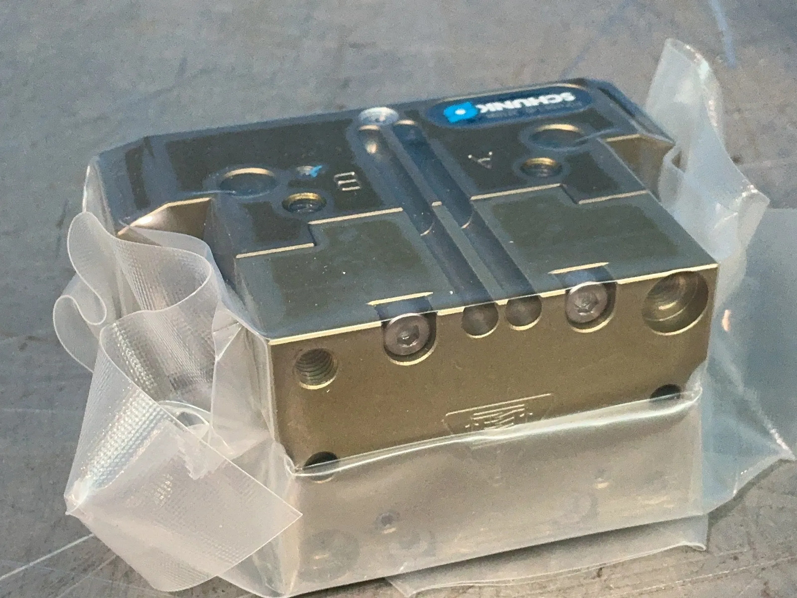 SCHUNK UNIVERSAL PNUEMATIC GRIPPER 0371094