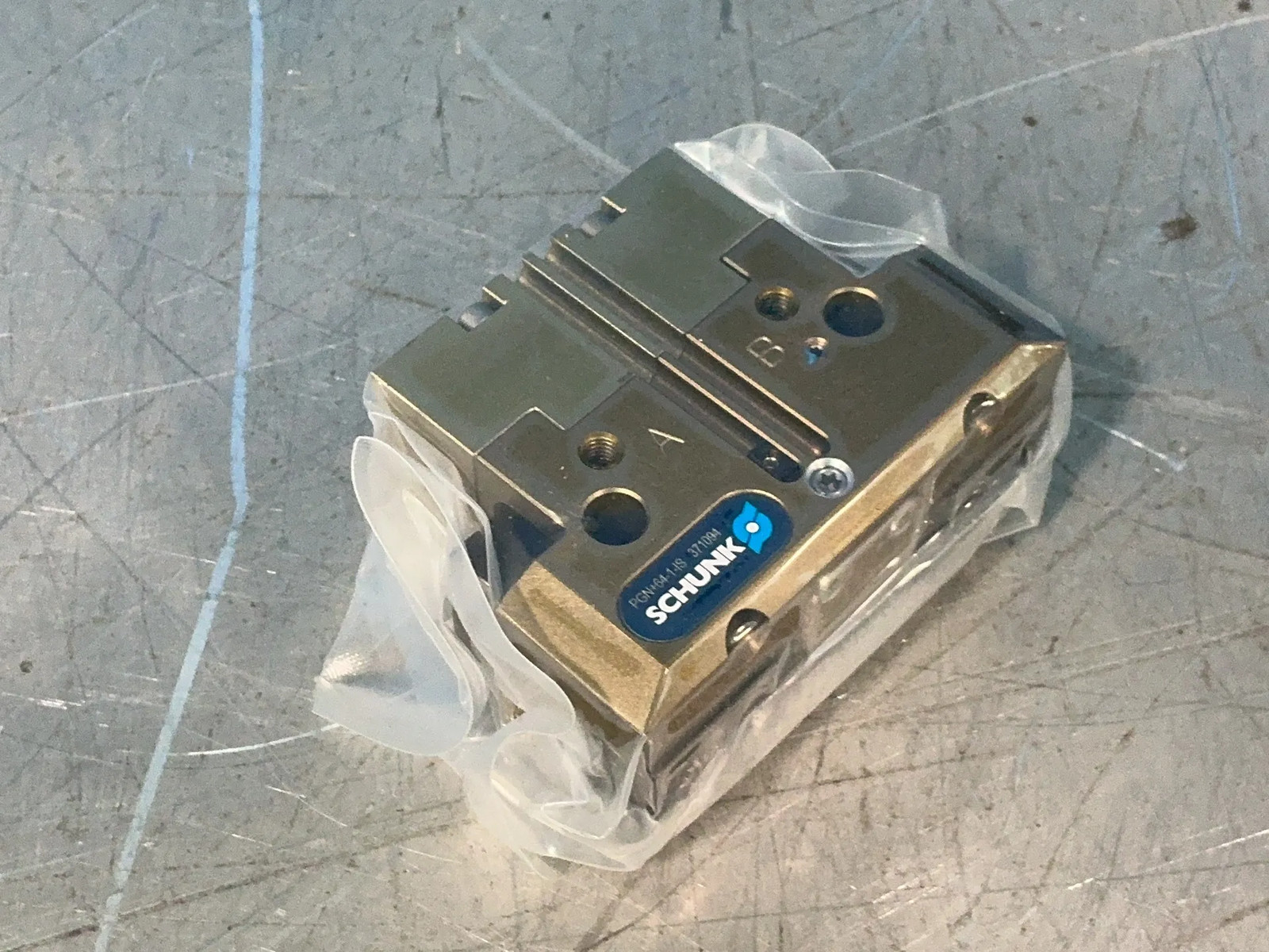 SCHUNK UNIVERSAL PNUEMATIC GRIPPER 0371094