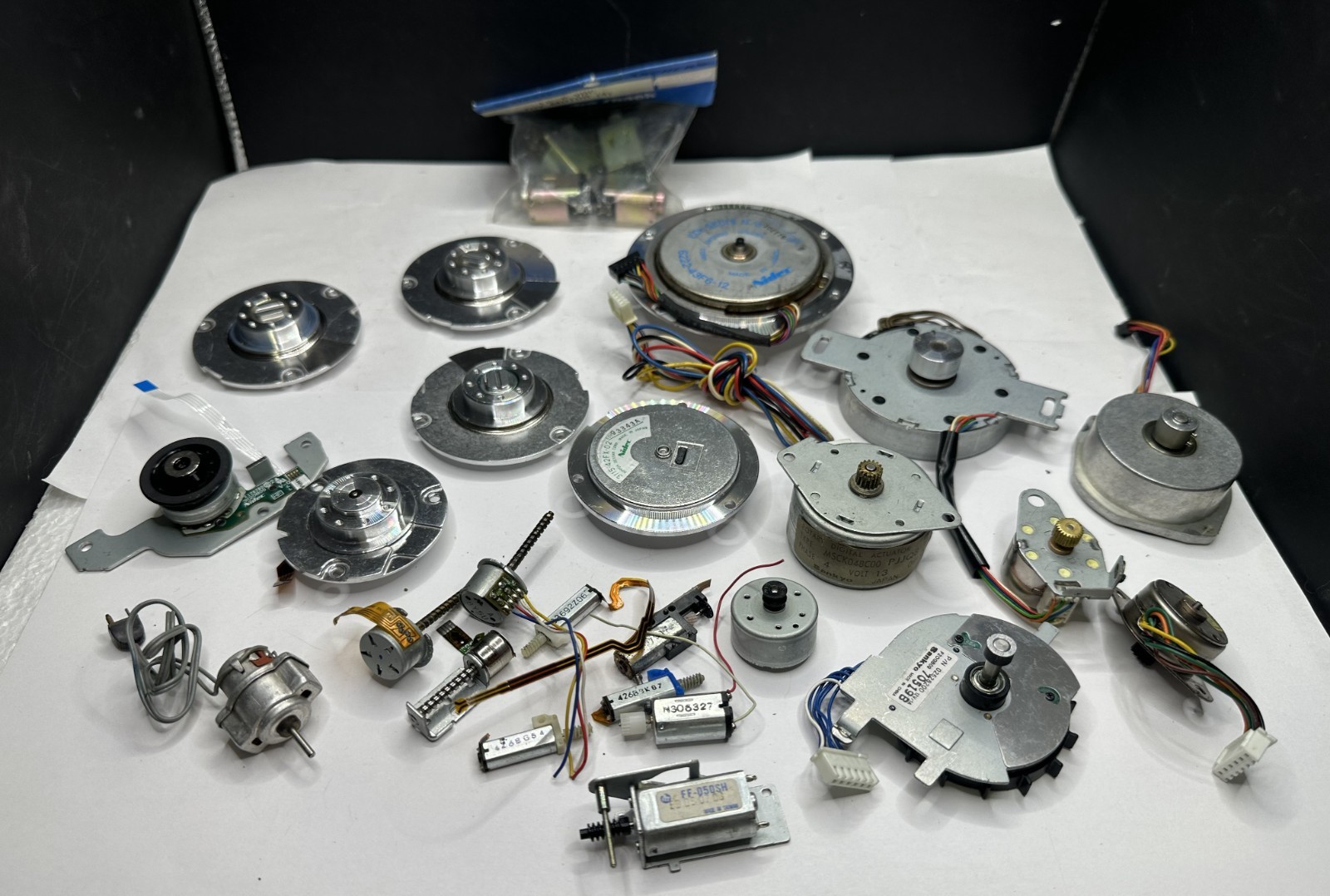 LOT OF 28 VINTAGE ELECTRIC MOTORS, VARIOUS SIZES – HOBBY ROBOTIC PROJECT PCS