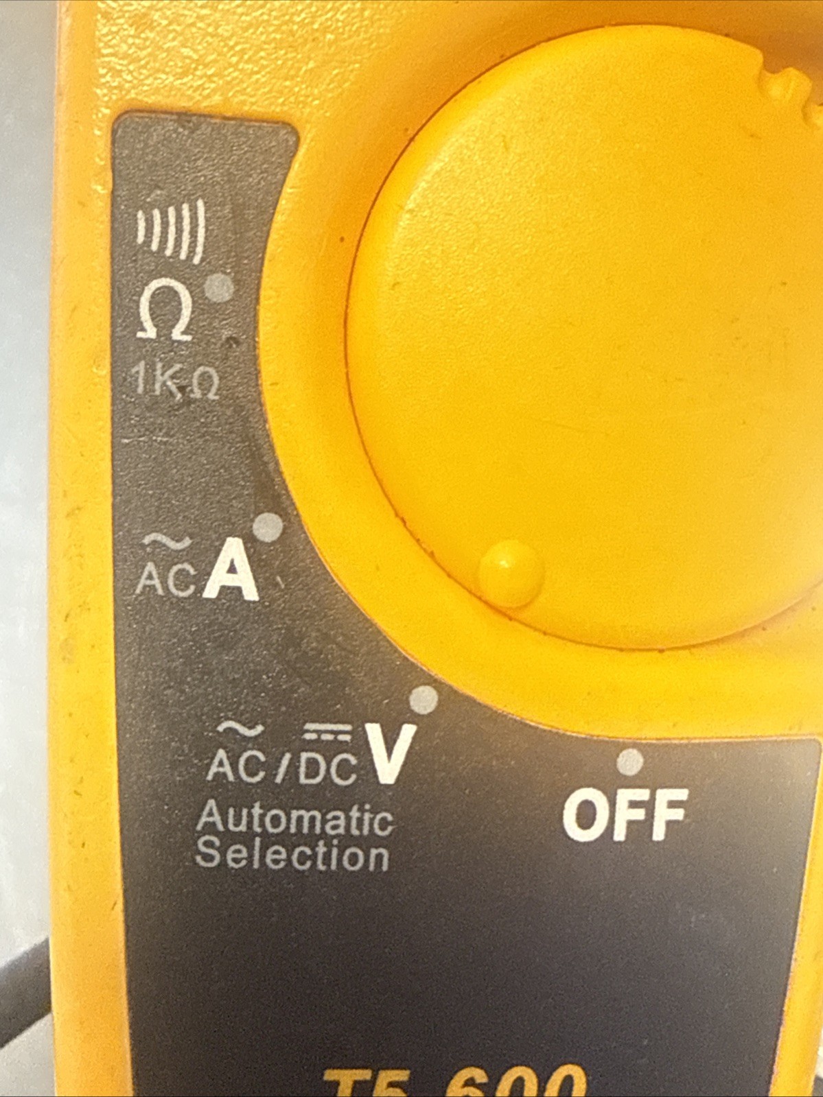 Fluke T5-600 Tester 1000V 600V Cat IV III AC DC Ohms 100A Leads Works automatic