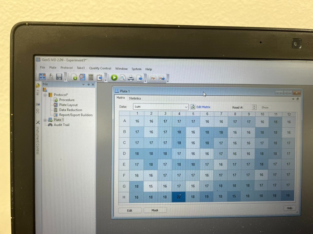 laptop with Agilent Biotek Gen5 IVD 2.09 mircoplate reader software