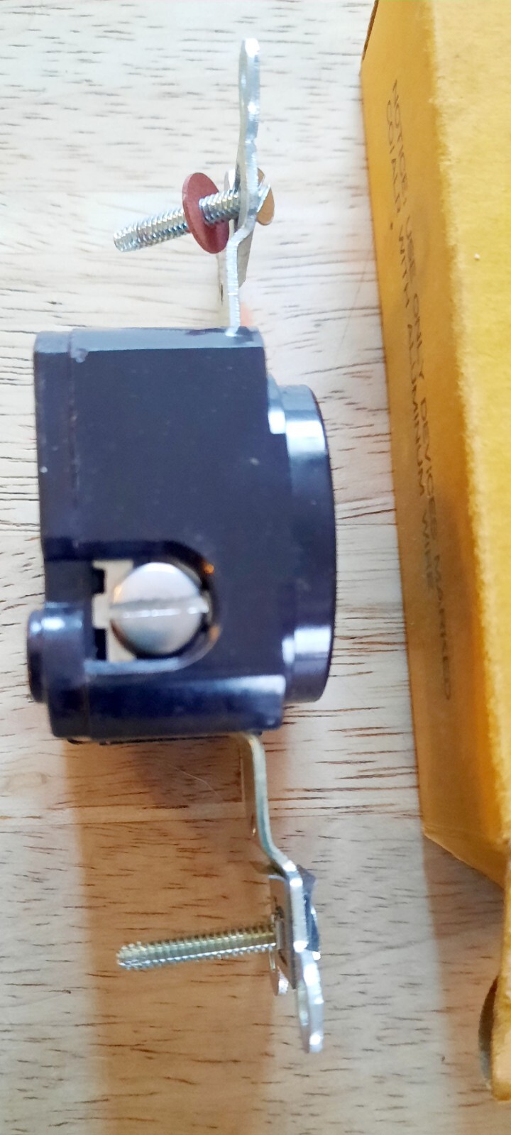 Harvey Hubble 3-wire Single Grounding Receptacle 20 Amp 125 Volts AC Or DC NOS