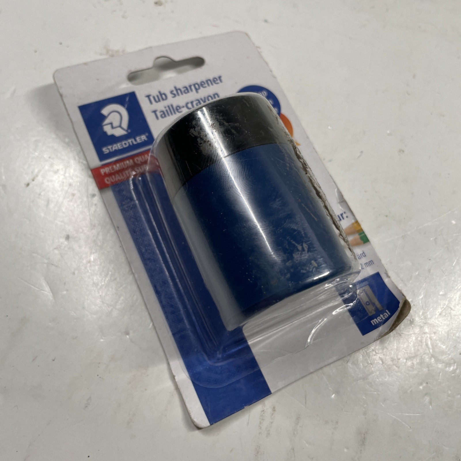 Student-Approved Compact Pencil Sharpener with Secure Lid and Sharp Metal Blade