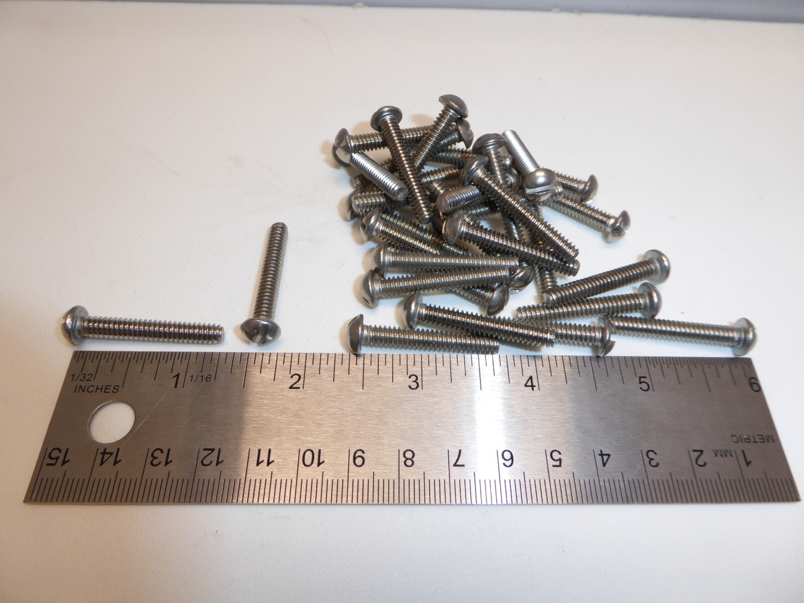 10-24 x 1-1/4 Round Head Slotted Machine Screw SS 18-8 VINTAGE USA Made Qty 30