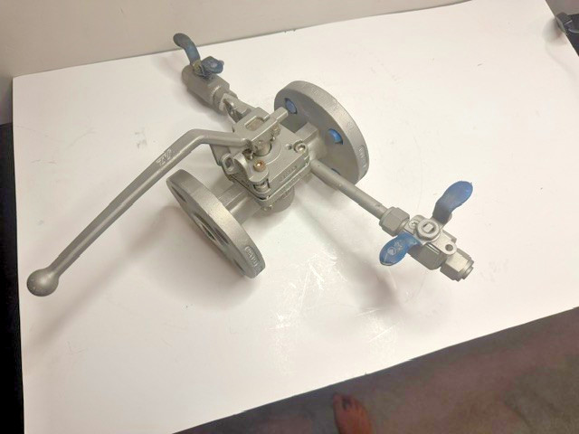 AZ 1″ Valve with 1/2″ Flush lines AHU605-1 Flanged 150 Pounds NEW