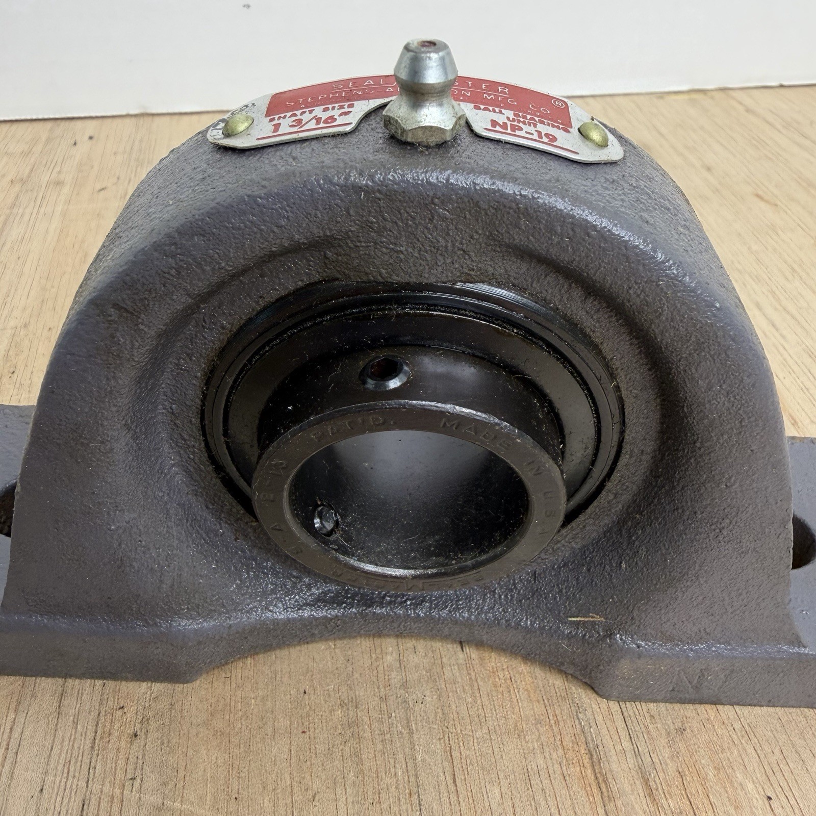 SEALMASTER NP-19 PILLOW BLOCK BALL BEARING 1 3/16″ BORE CAST IRON MOUNTED USA