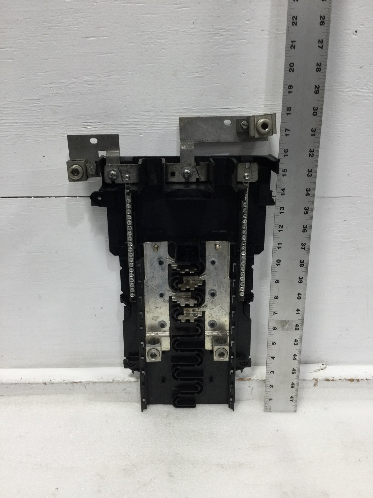 Square D HOM816M200PFTRB 200 Amp 4 Space Load Center Guts Only 11″ x 18″ – Flaw