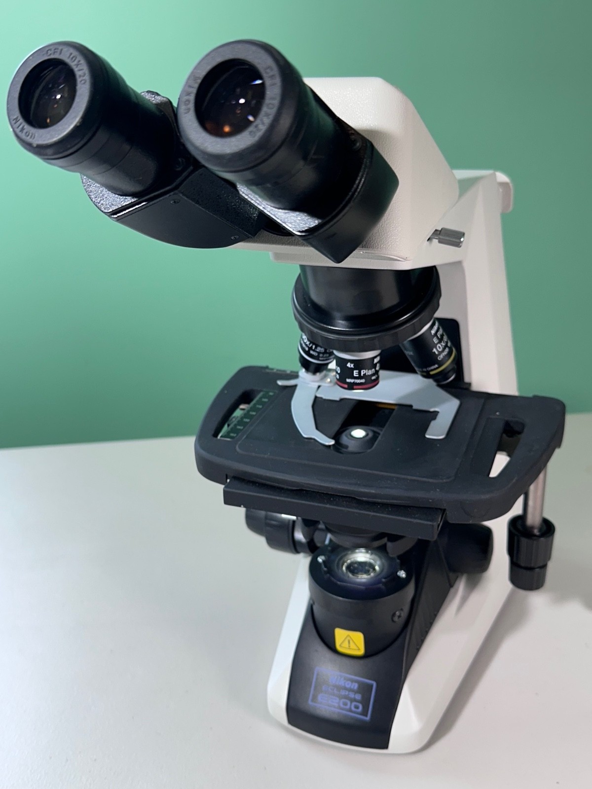 Nikon Eclipse E200 Binocular Microscope 4x 10x 40x 100x Oil LED Excellent