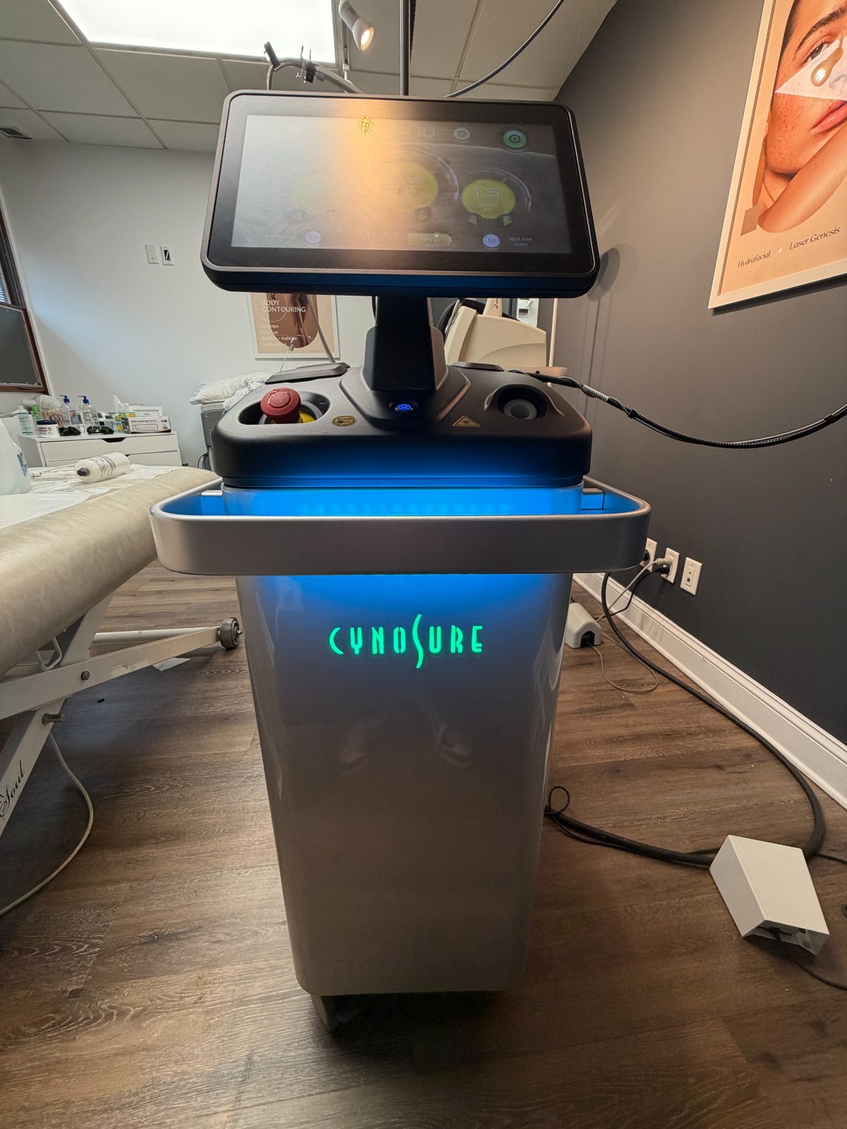 2021 Cynosure Elite iQ Alex/YAG Laser System Low Pulse Counts w/ Zimmer