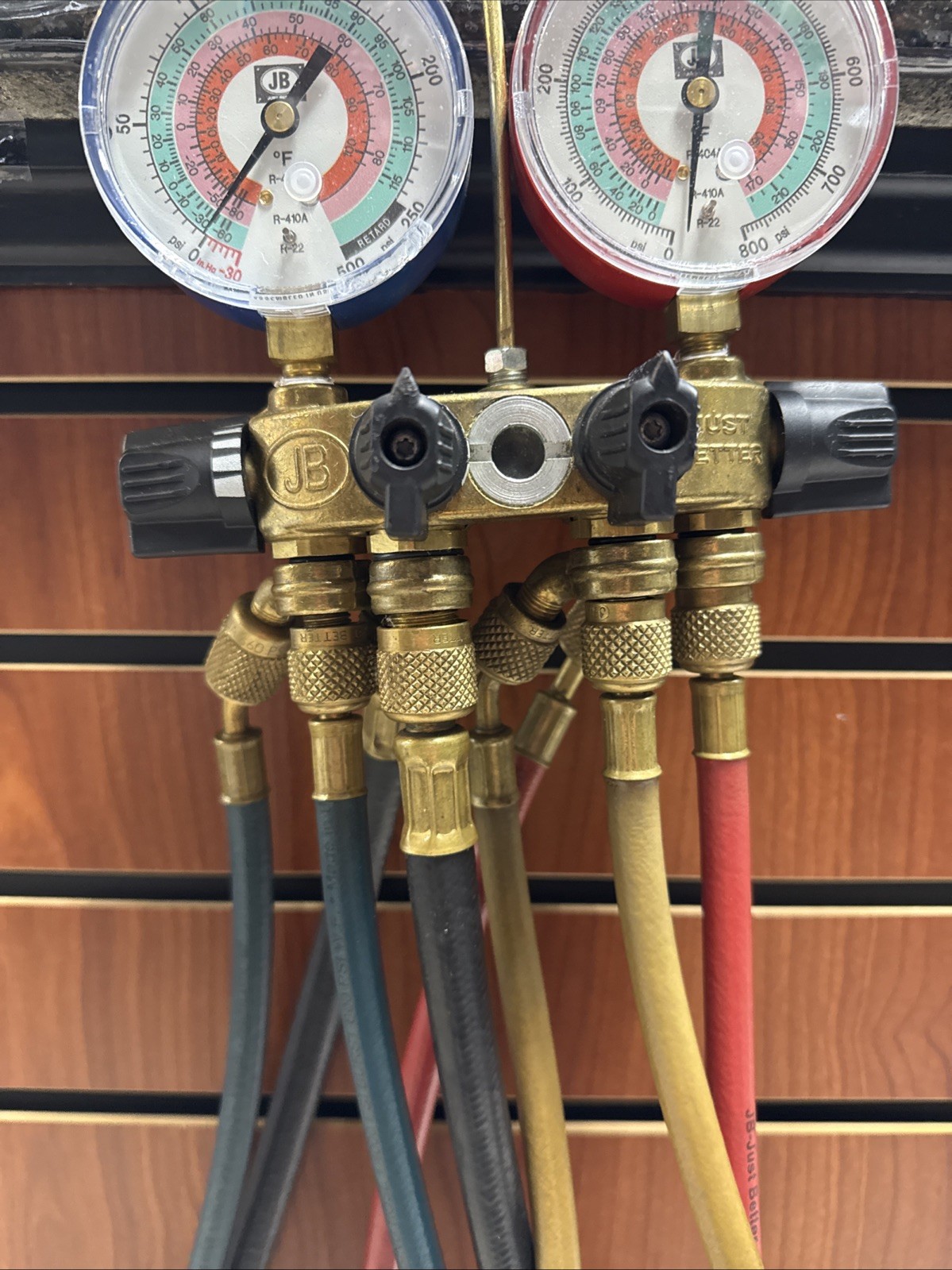 JB Industries Revolver 4-Valve Manifold Gauge Set w/ Hoses