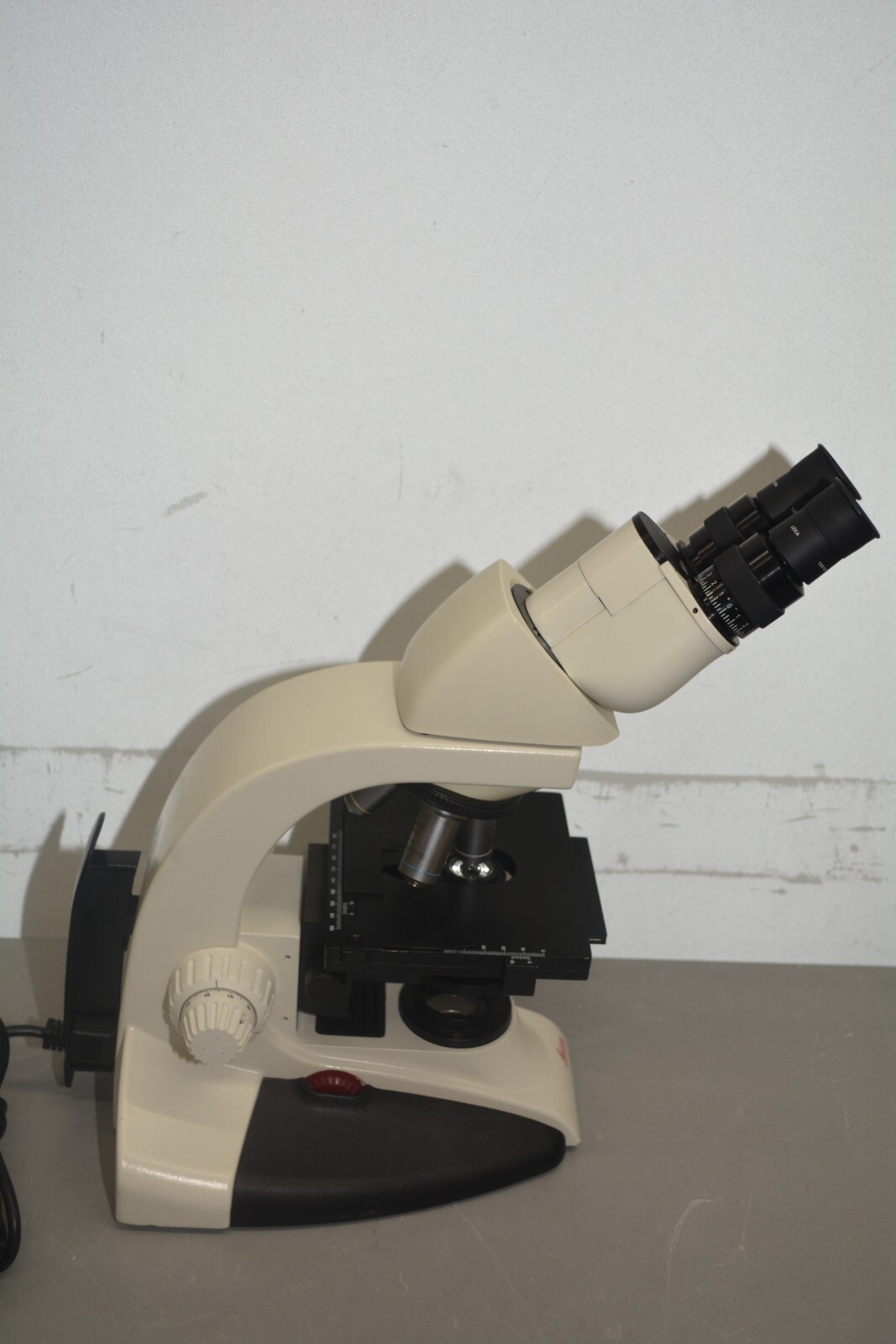 ^ Leica DME Upright Compound Microscope w/ 4x 10x 40x 100x Objectives #X1104