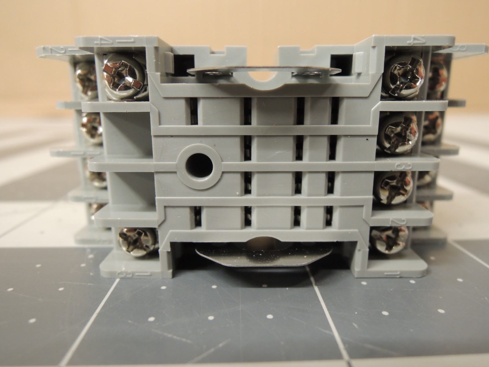 IDEC RU42S-C-D24 Relay, 4PDT, Bifurcated contacts, 3A, 24VDC, Indicator w/ Base