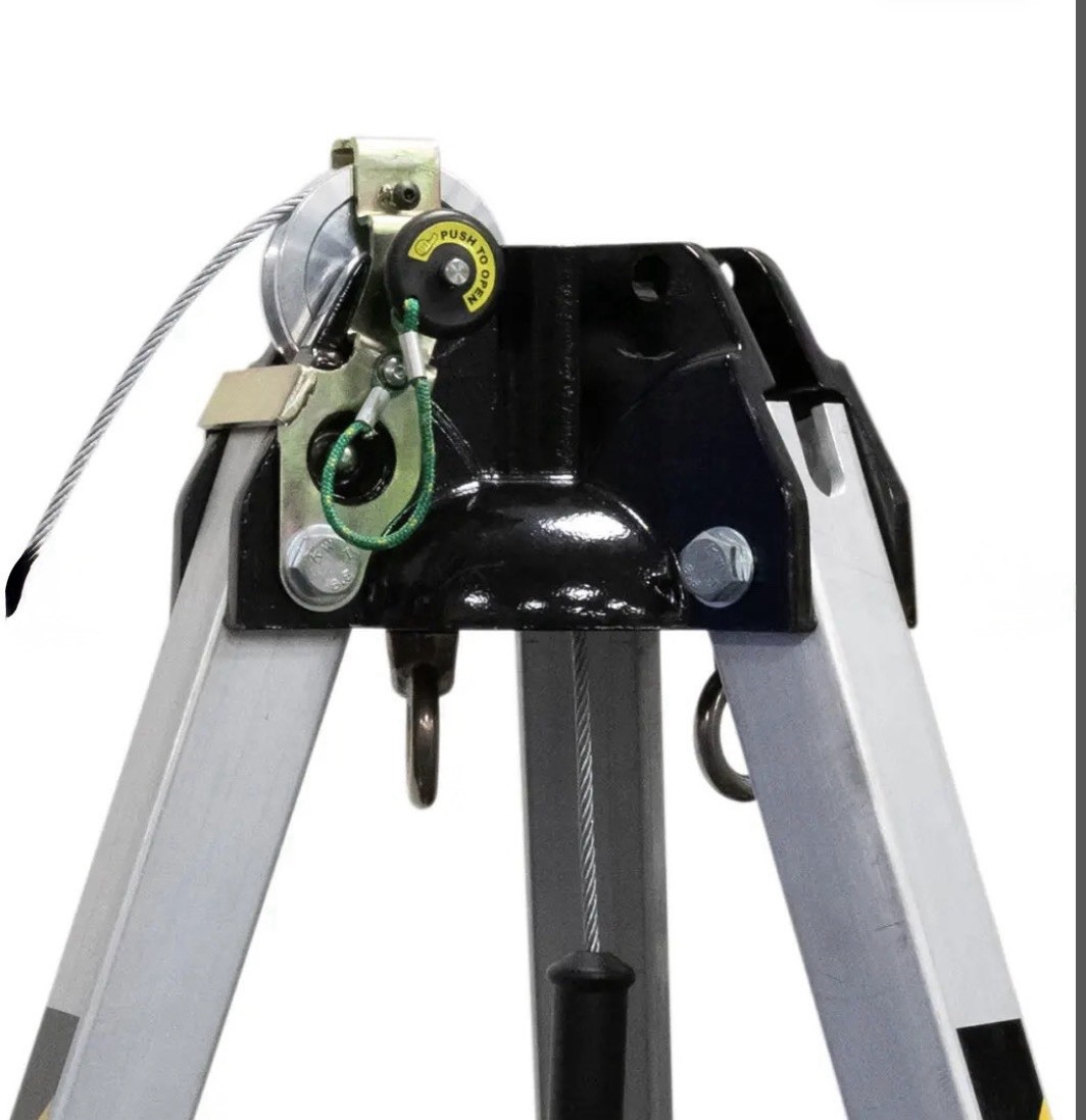 SAFEWAZE 019-11000 Adjustable 7 FT Tripod with Carrying Case Black