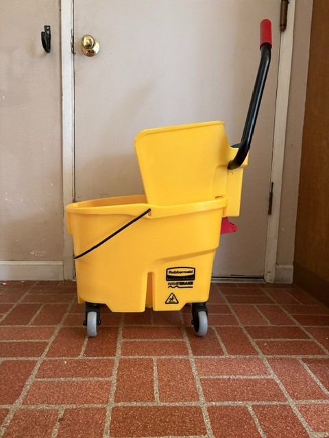 Rubbermaid Commercial Products Wavebrake 35Qt Side Press Bucket and Wringer -…