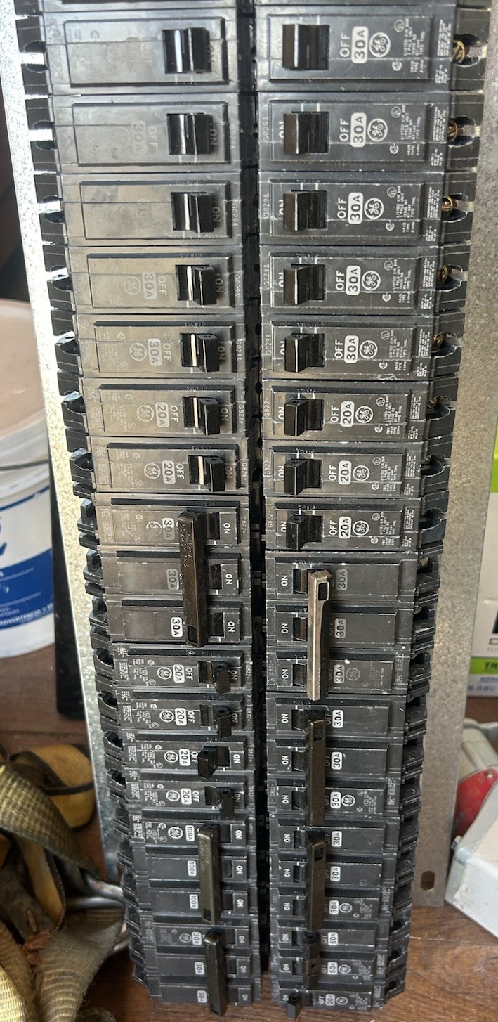 GE 225 AMP 42 CIRCUIT MAIN LUG PANEL 120/240 VAC TM42422 3P Circuit Breaker