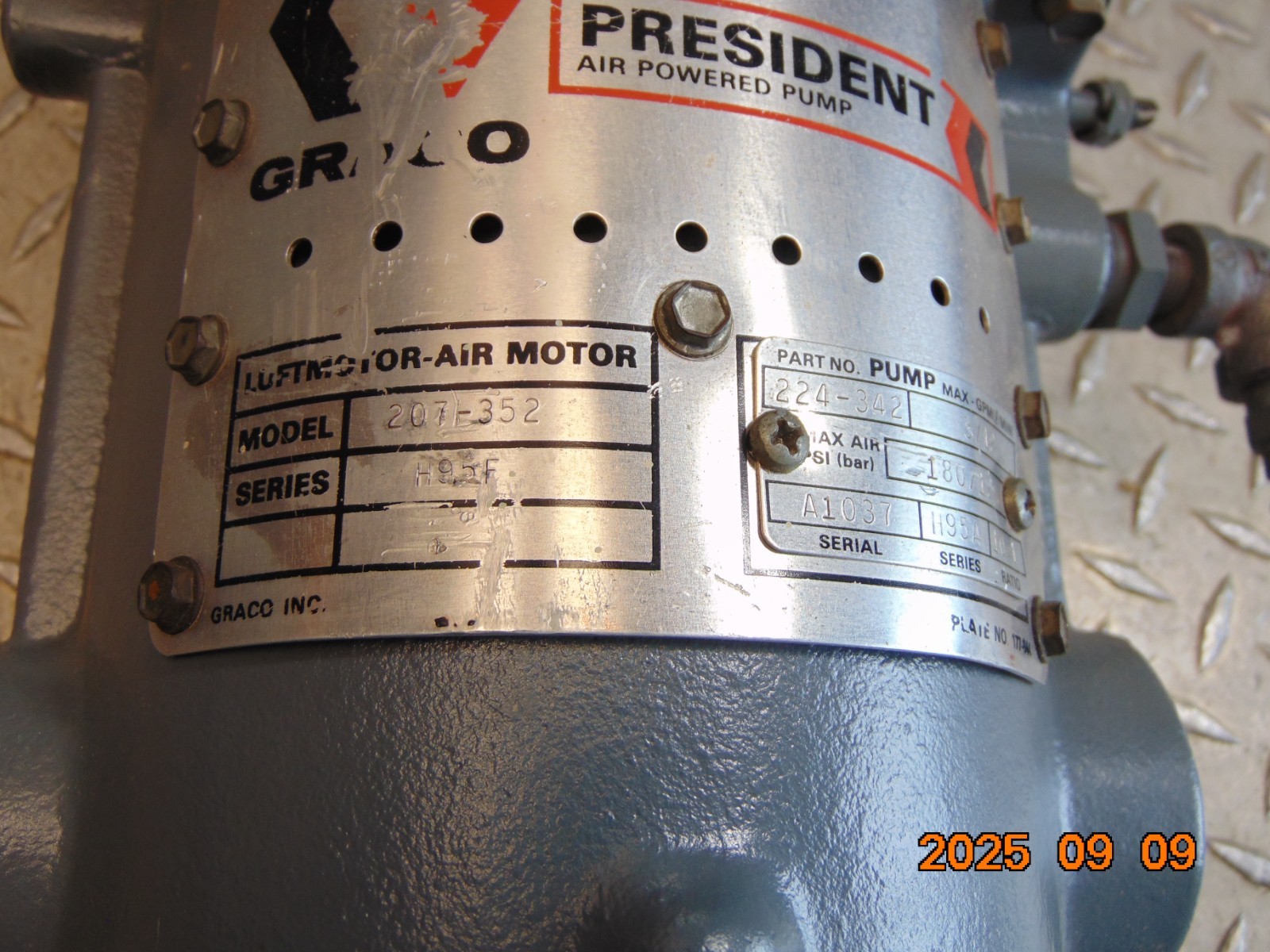 GRACO MODEL 207-352 PRESIDENT AIR POWERED PUMP