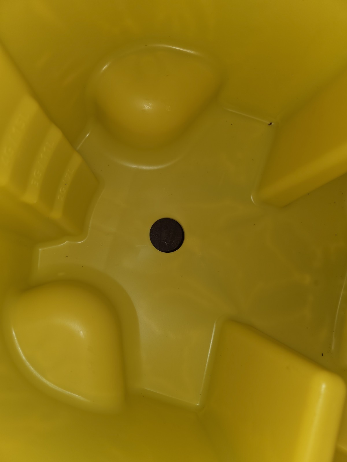 Rubbermaid Commercial Products Wavebrake 35 Qt. Side-Press Mop Bucket Wringer