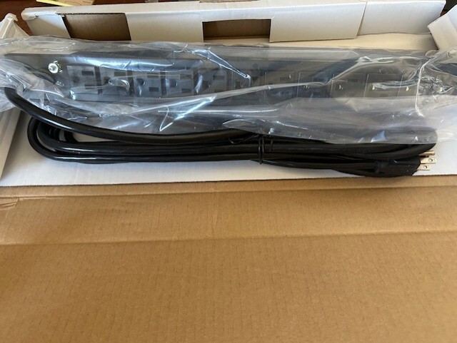 TRIPP LITE PDU1215 / PDU1215 (NEW IN BOX) JUST OPEN TO MAKE PICTURES
