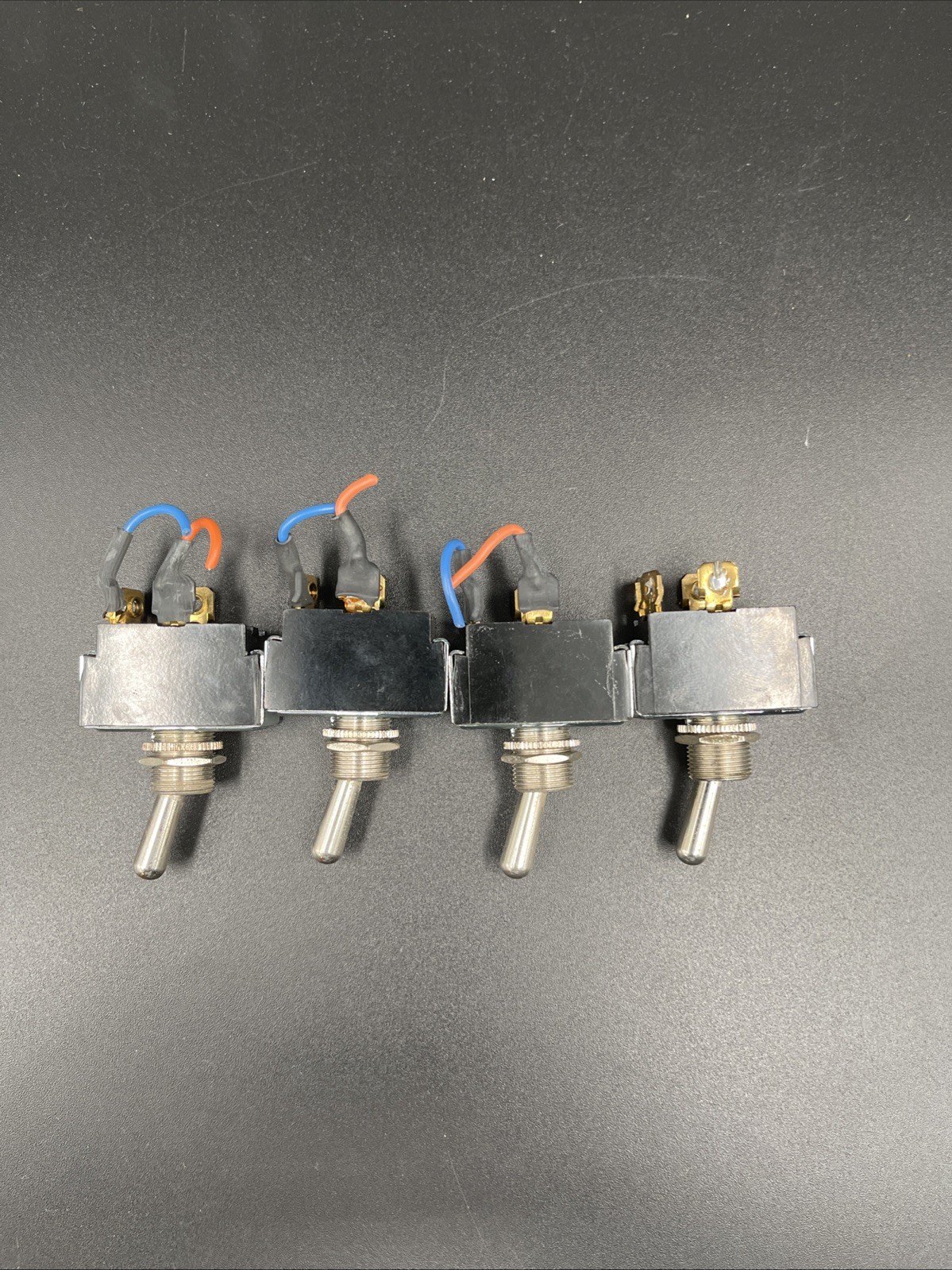 Carling Toggle Switch 10A, 250V AC 15A 125V AC 3/4 HP 125-250V AC Lot 4